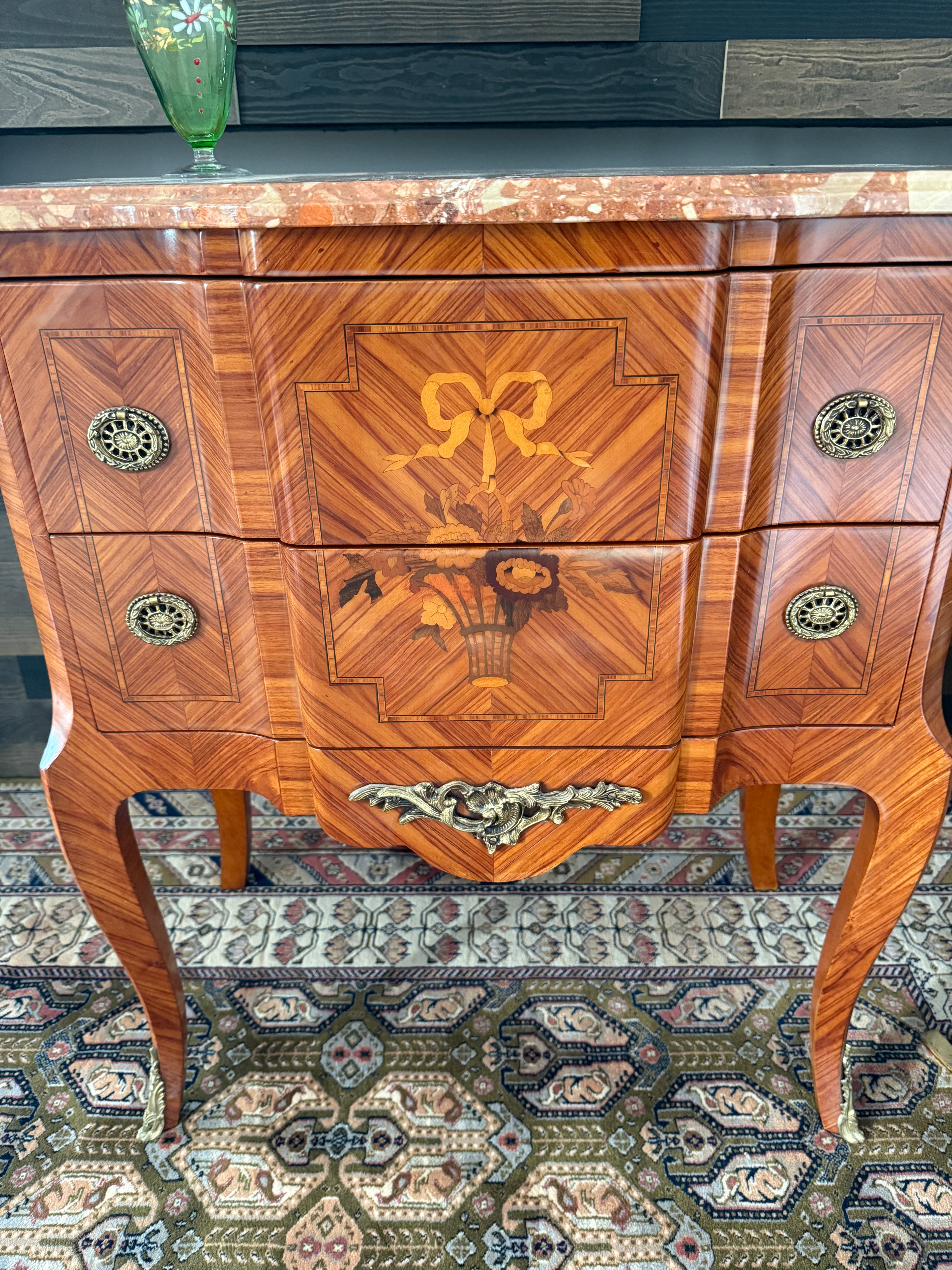 Elégante commode sauteuse de style transition en marqueterie à décor de fleurs