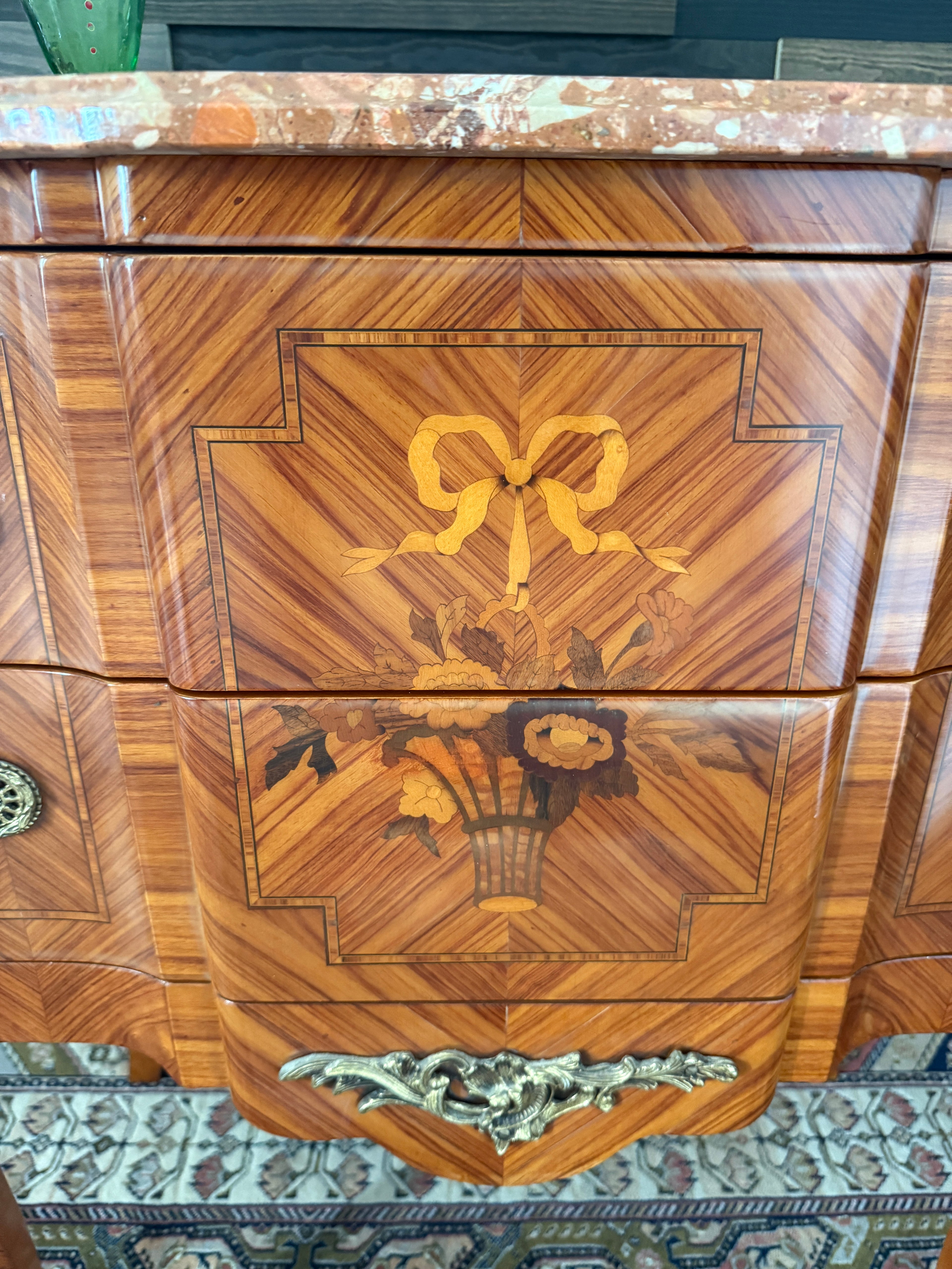 Elégante commode sauteuse de style transition en marqueterie à décor de fleurs