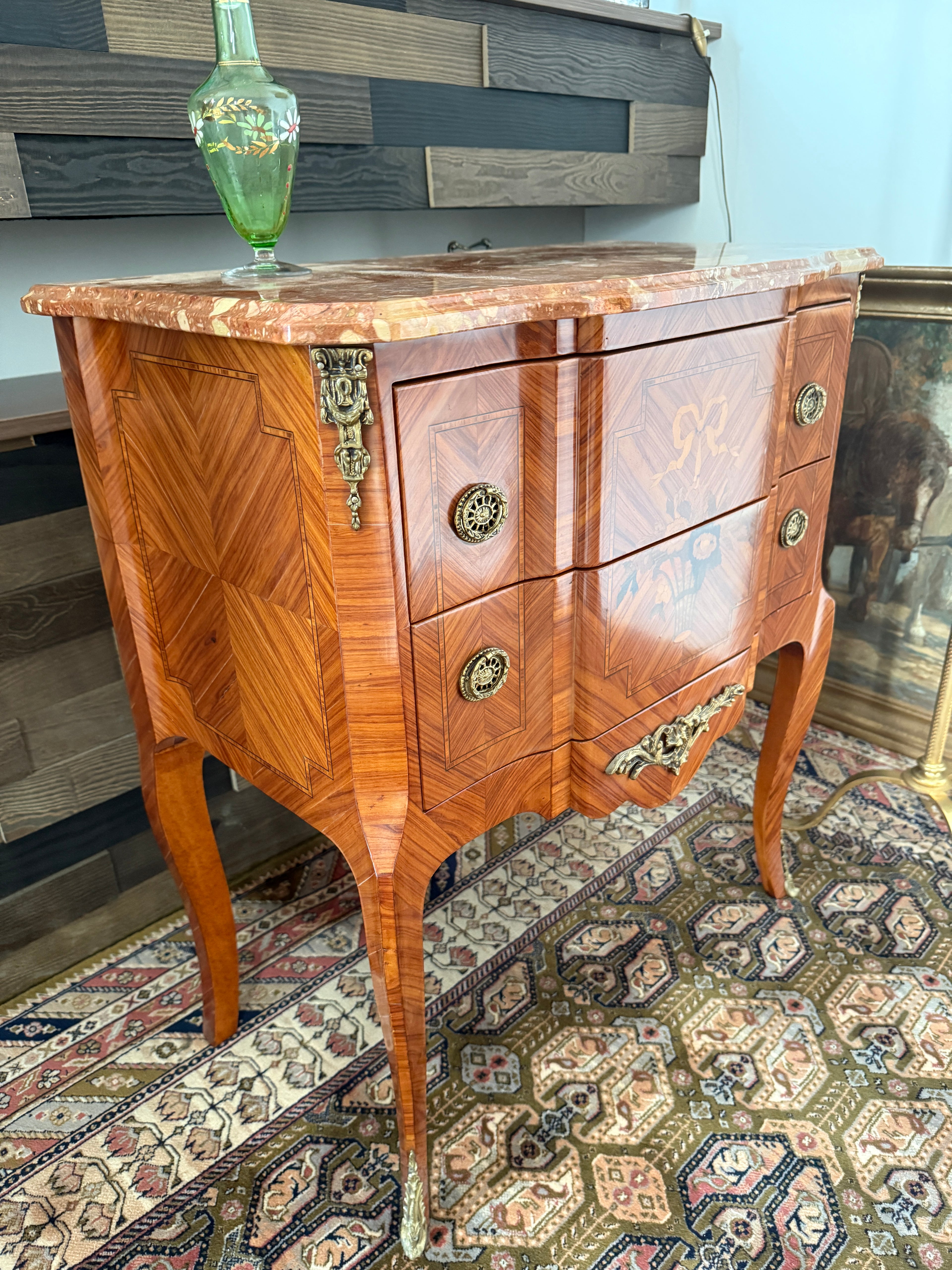 Elégante commode sauteuse de style transition en marqueterie à décor de fleurs