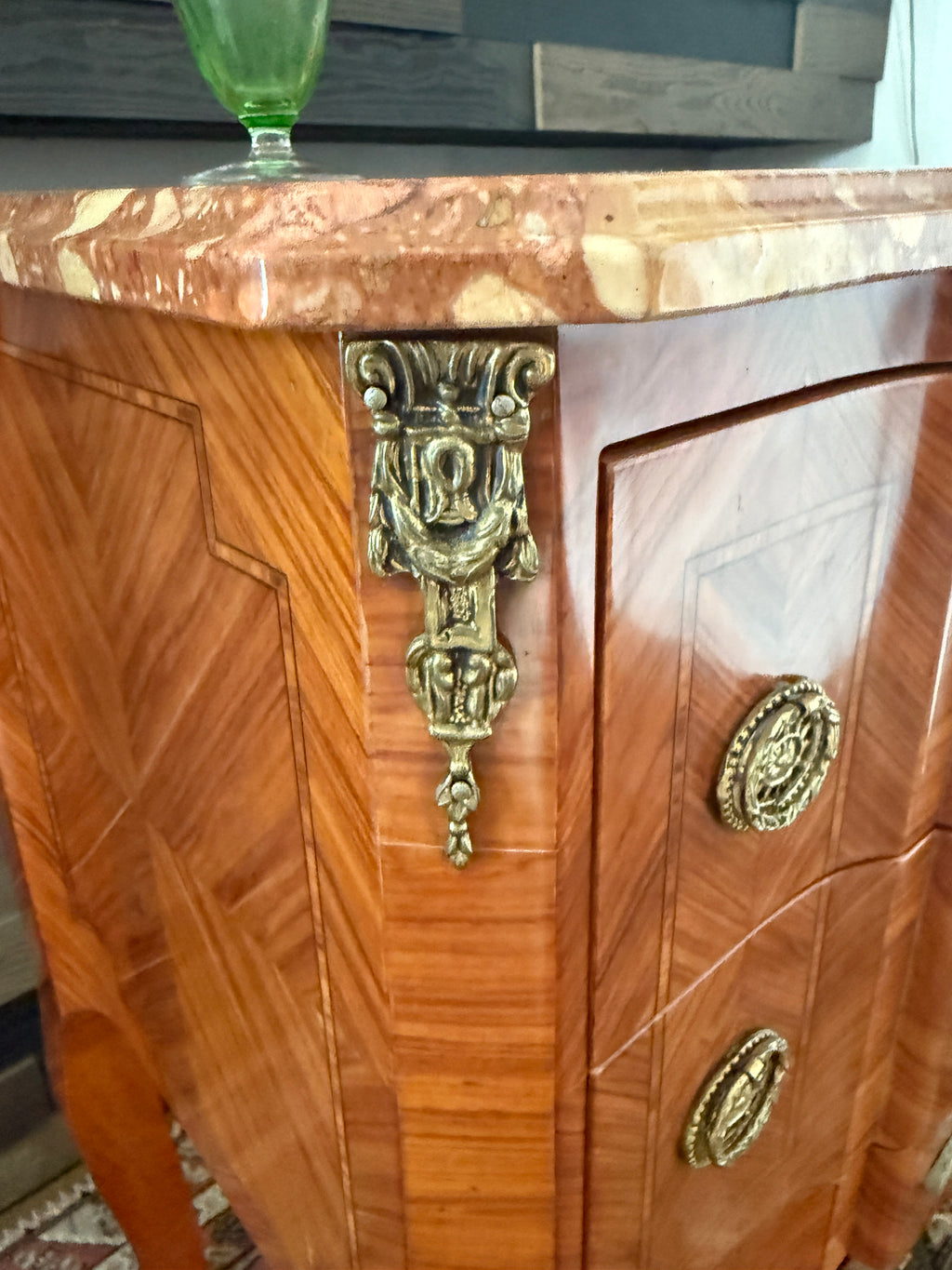 Elégante commode sauteuse de style transition en marqueterie à décor de fleurs