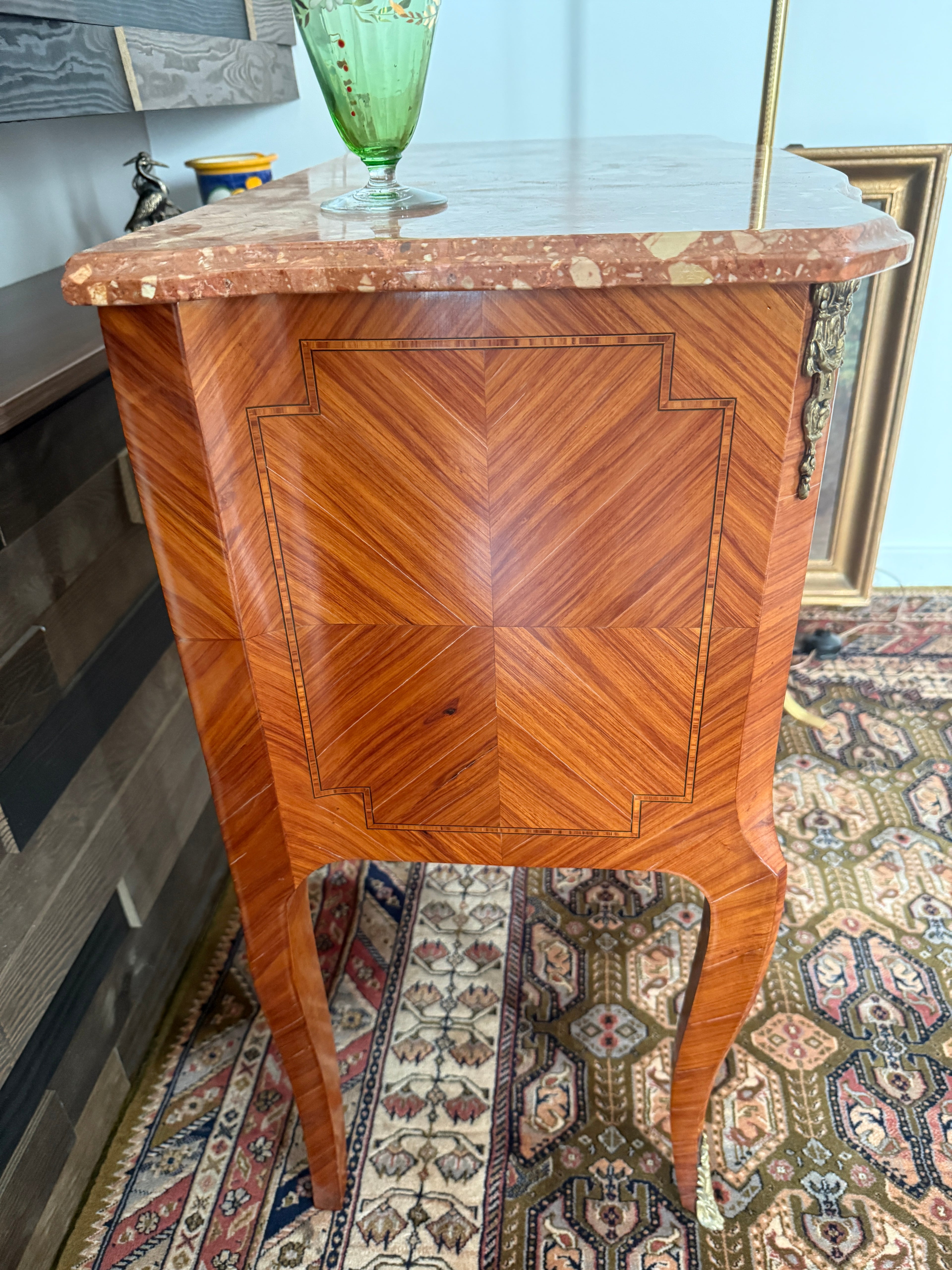 Elégante commode sauteuse de style transition en marqueterie à décor de fleurs