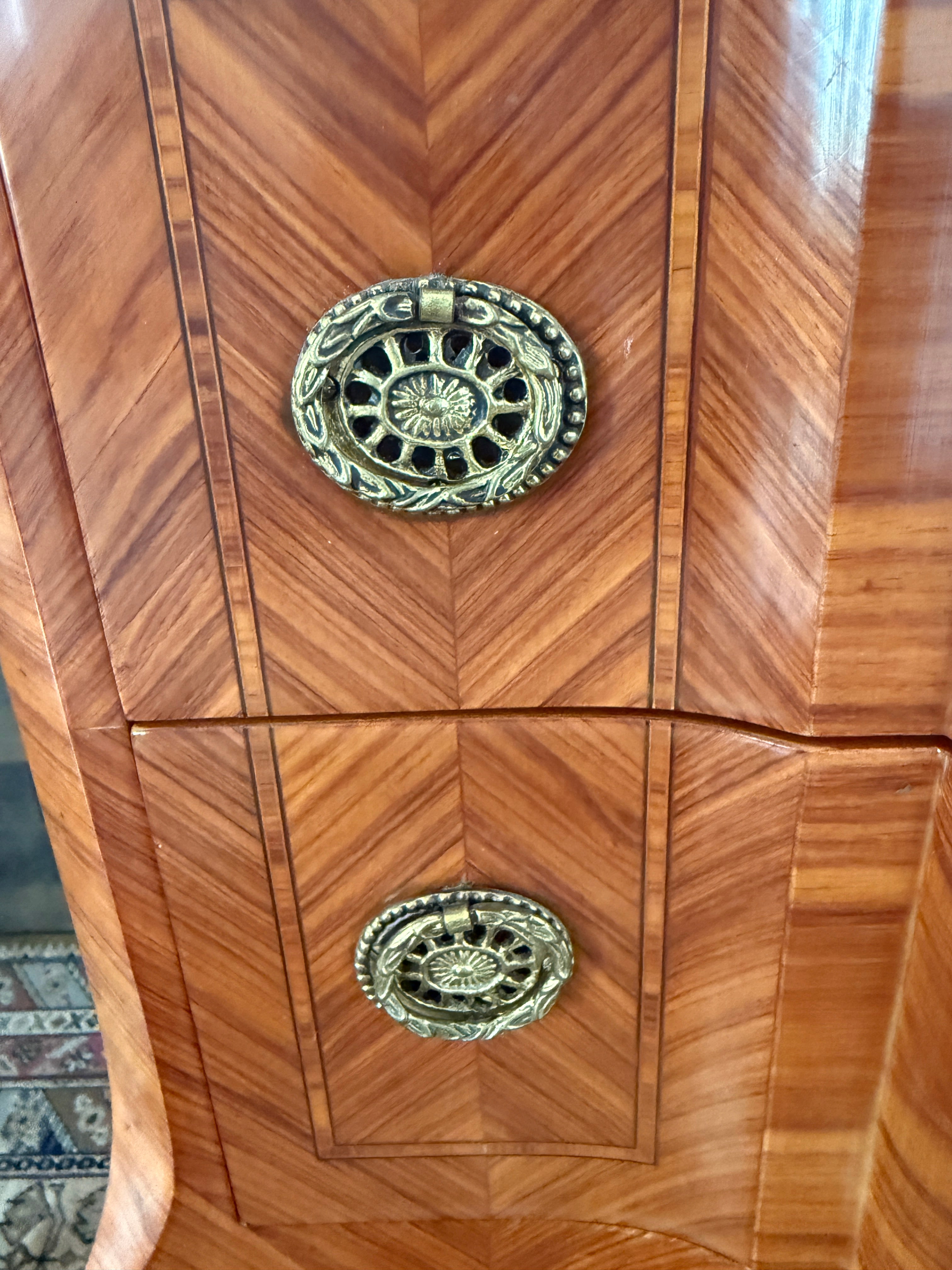 Elégante commode sauteuse de style transition en marqueterie à décor de fleurs