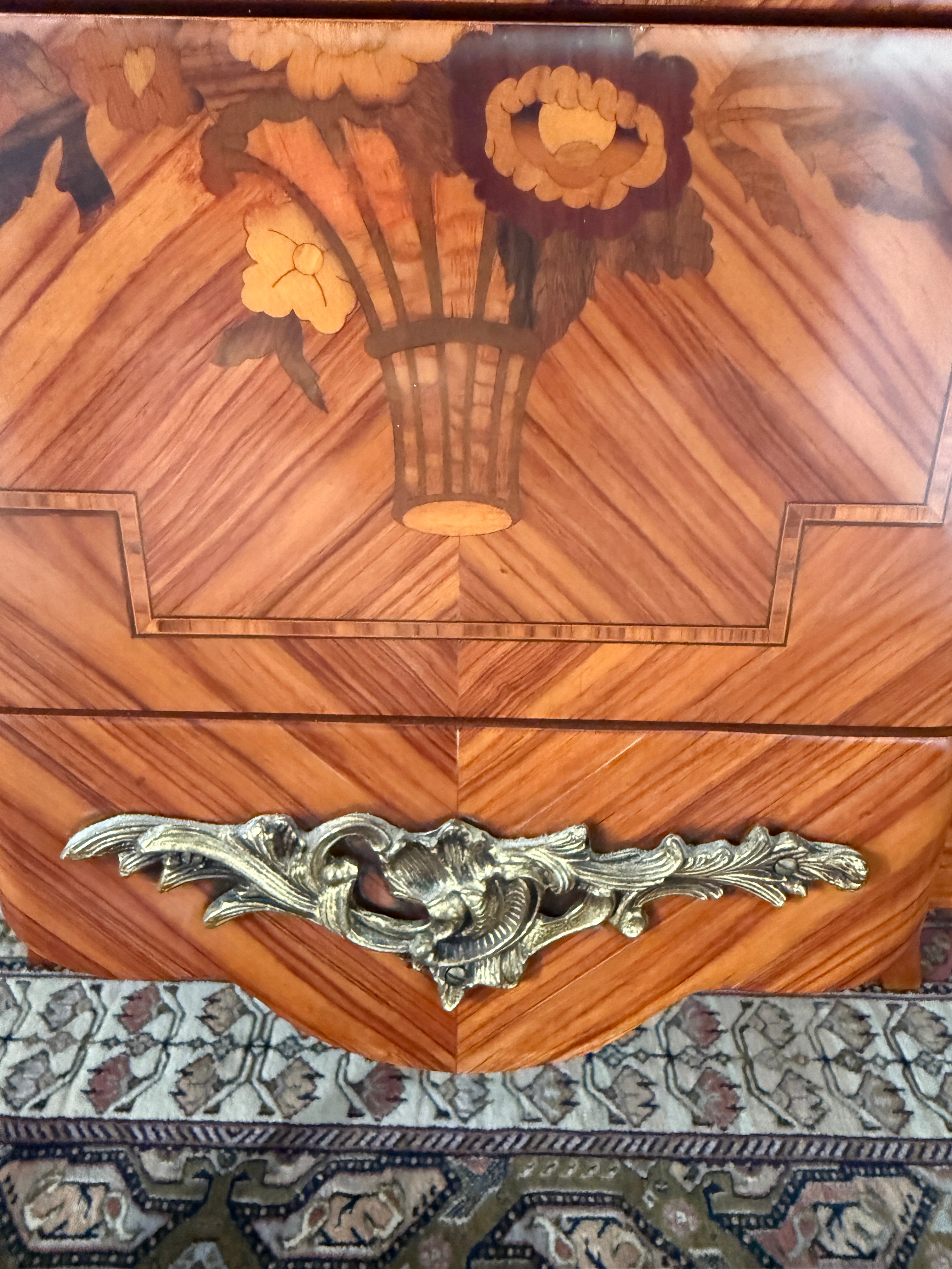 Elégante commode sauteuse de style transition en marqueterie à décor de fleurs