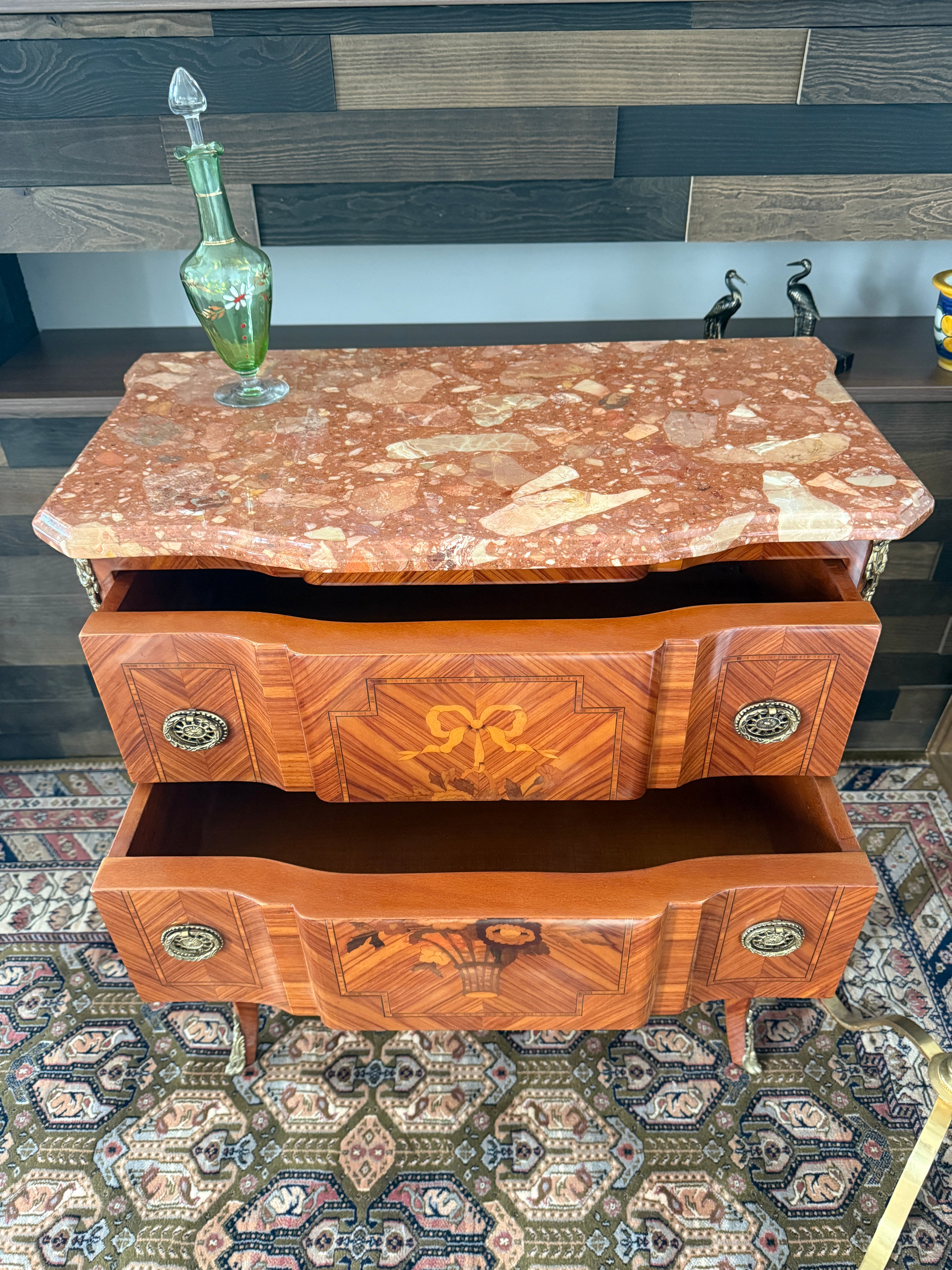 Elégante commode sauteuse de style transition en marqueterie à décor de fleurs