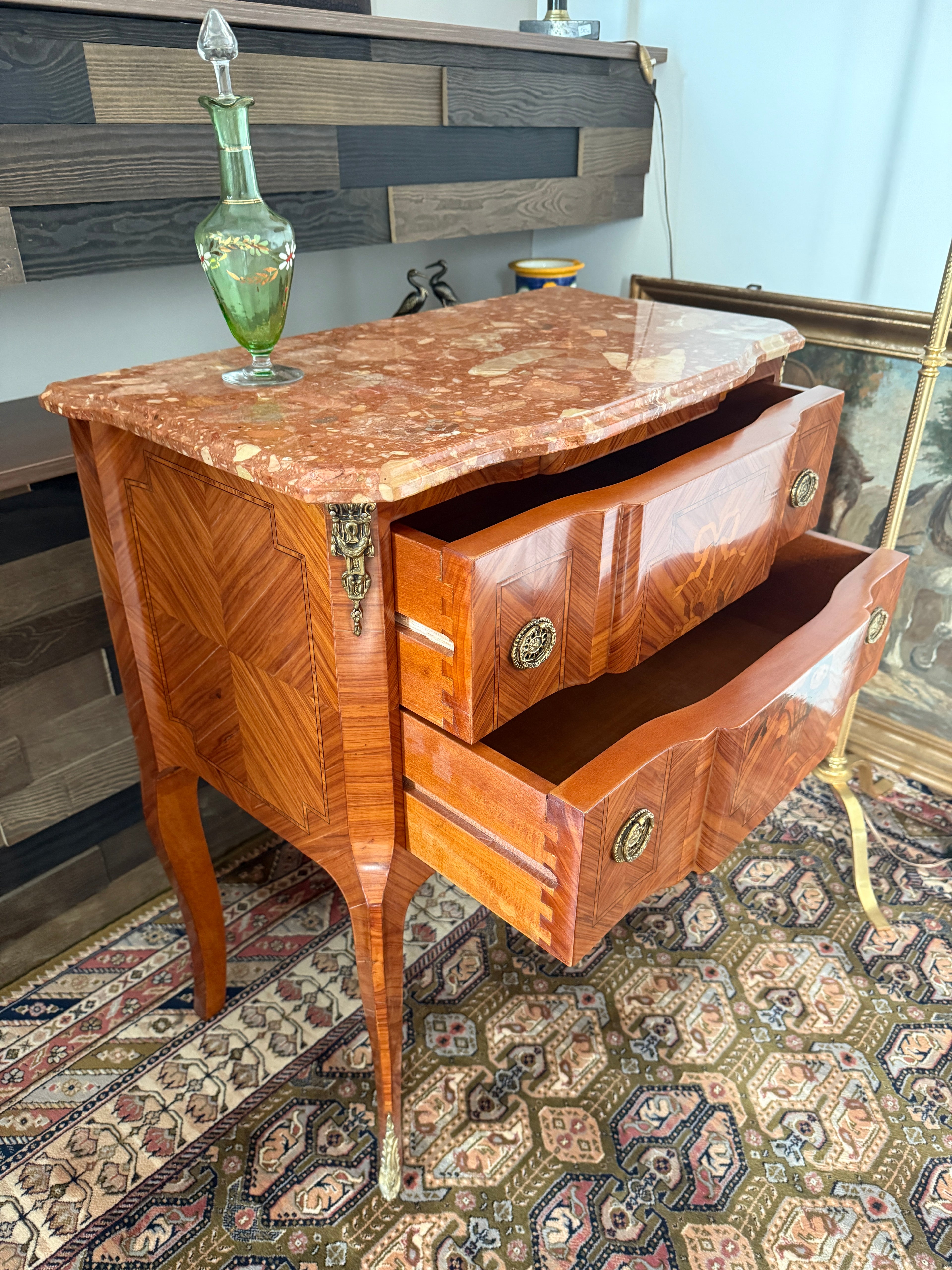 Elégante commode sauteuse de style transition en marqueterie à décor de fleurs