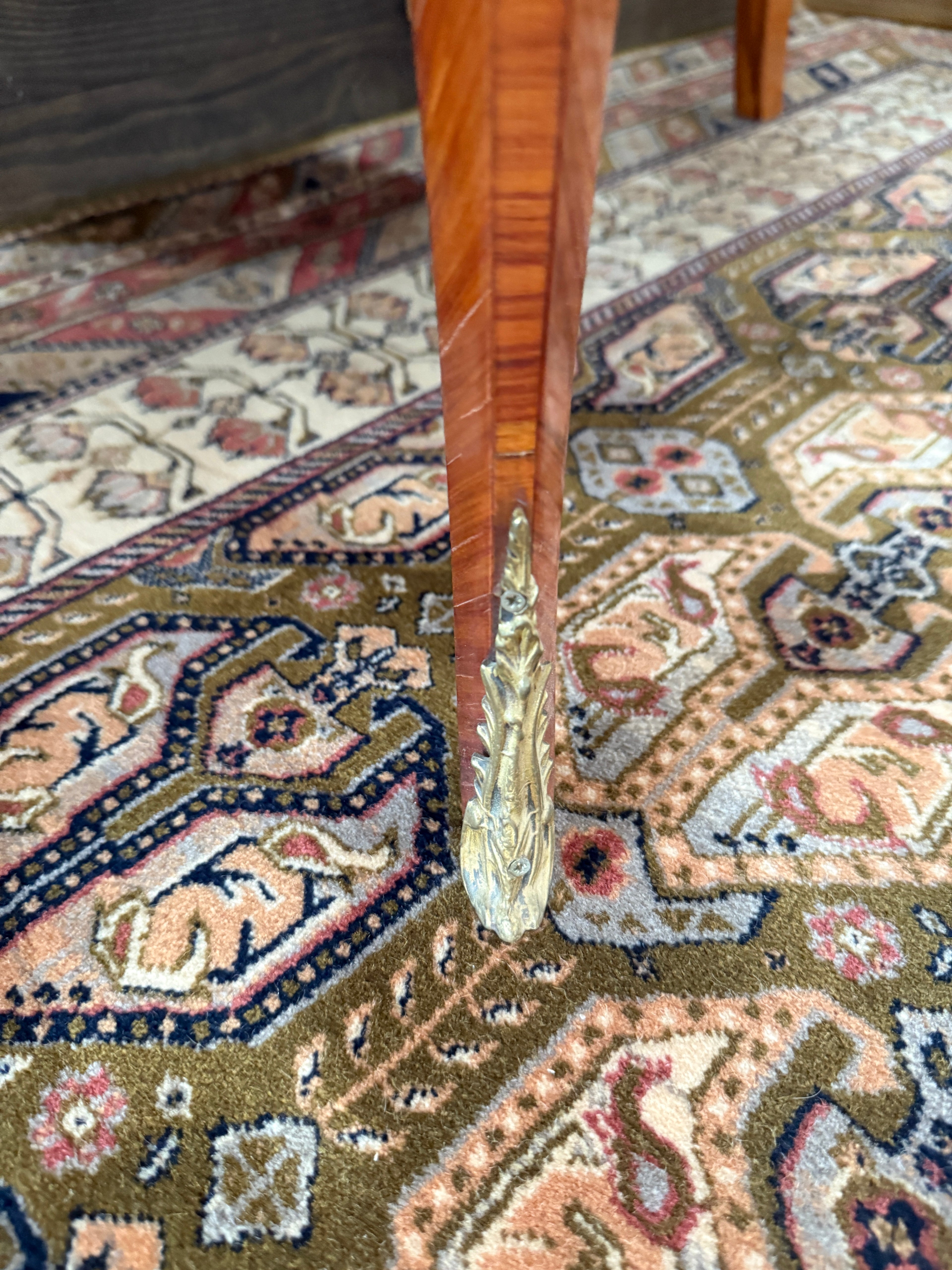 Elégante commode sauteuse de style transition en marqueterie à décor de fleurs