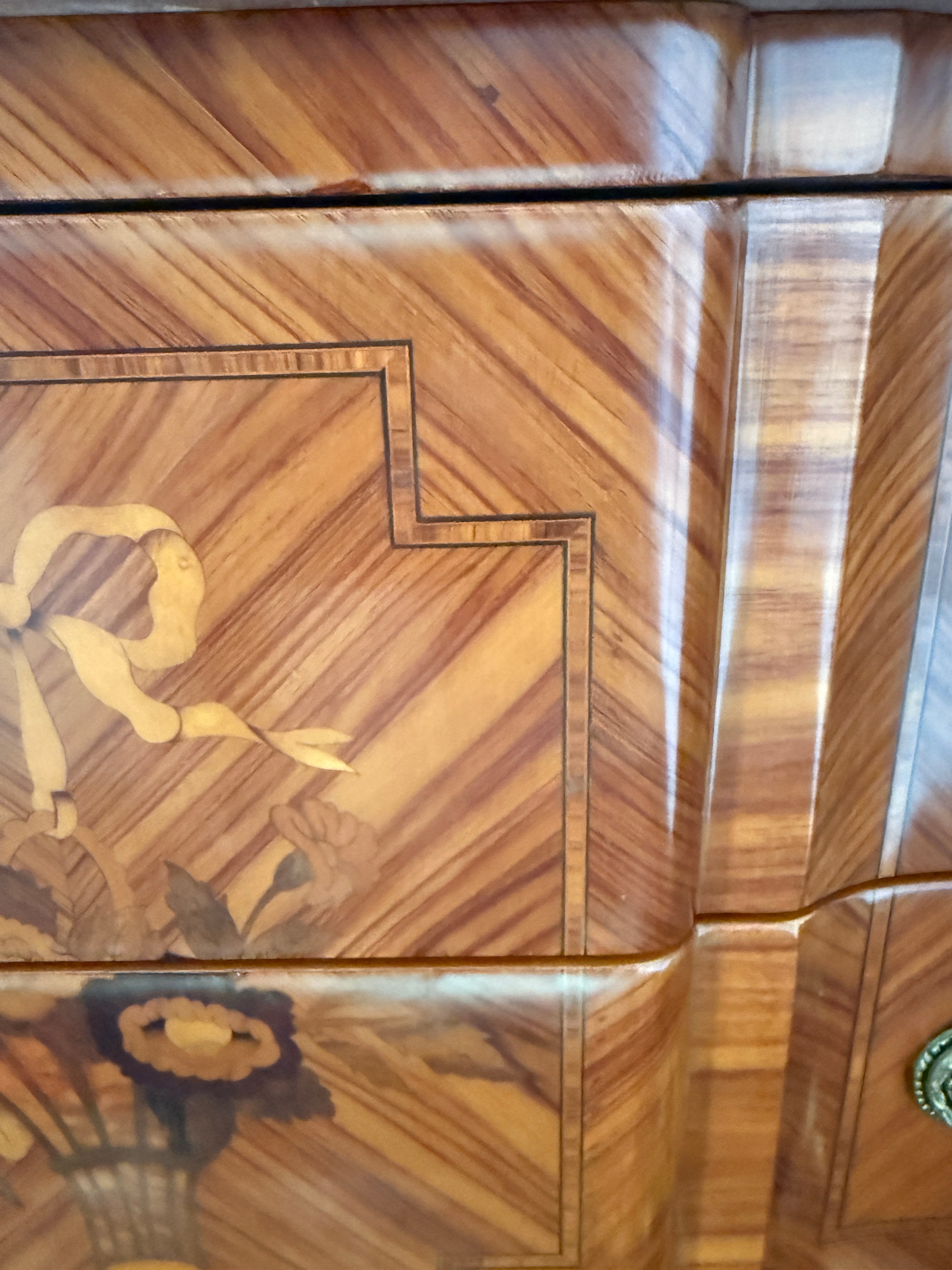 Elégante commode sauteuse de style transition en marqueterie à décor de fleurs