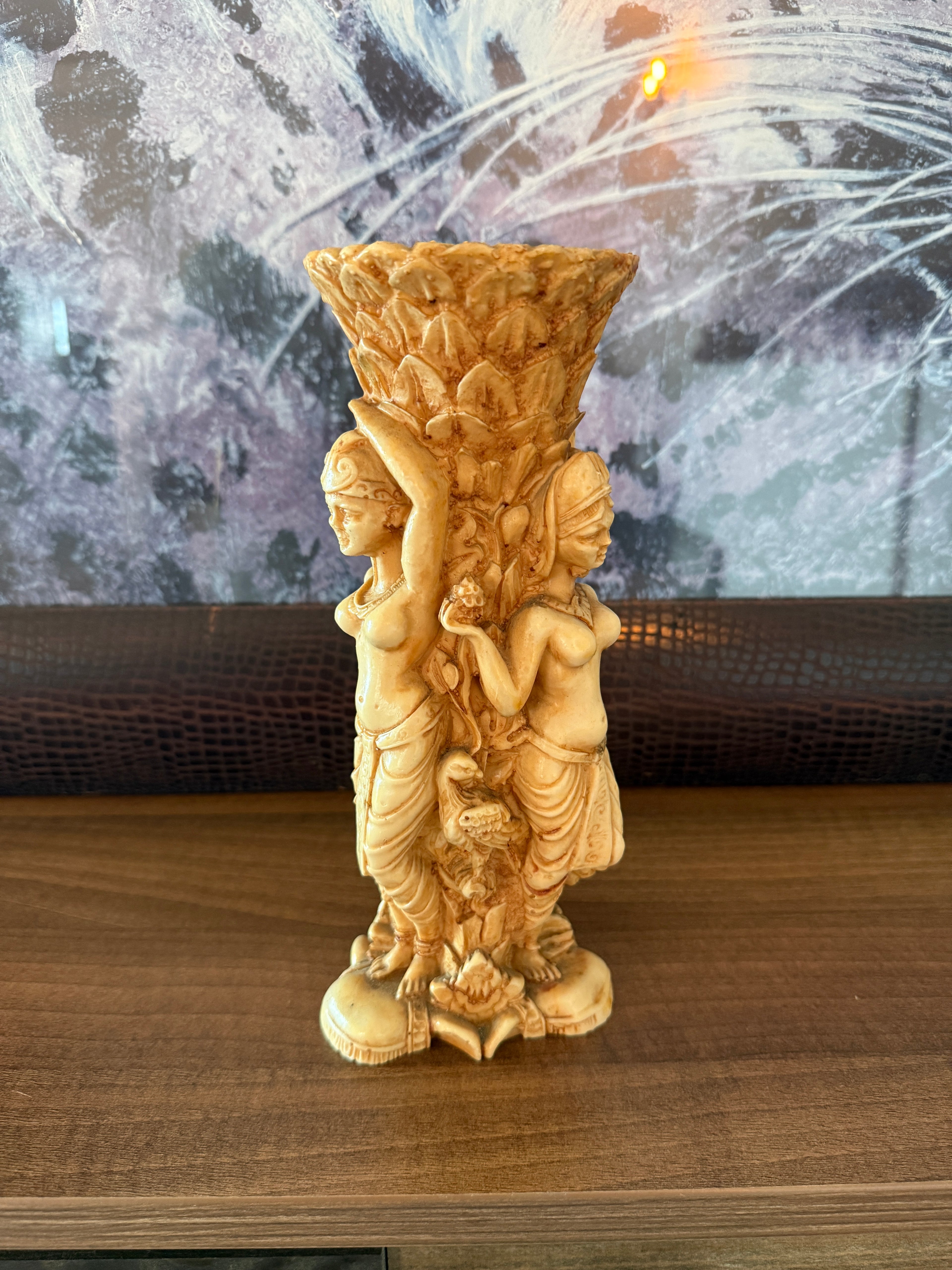 Vase fertilité , représentant les 3 déesse / grâces richement décoré en résine