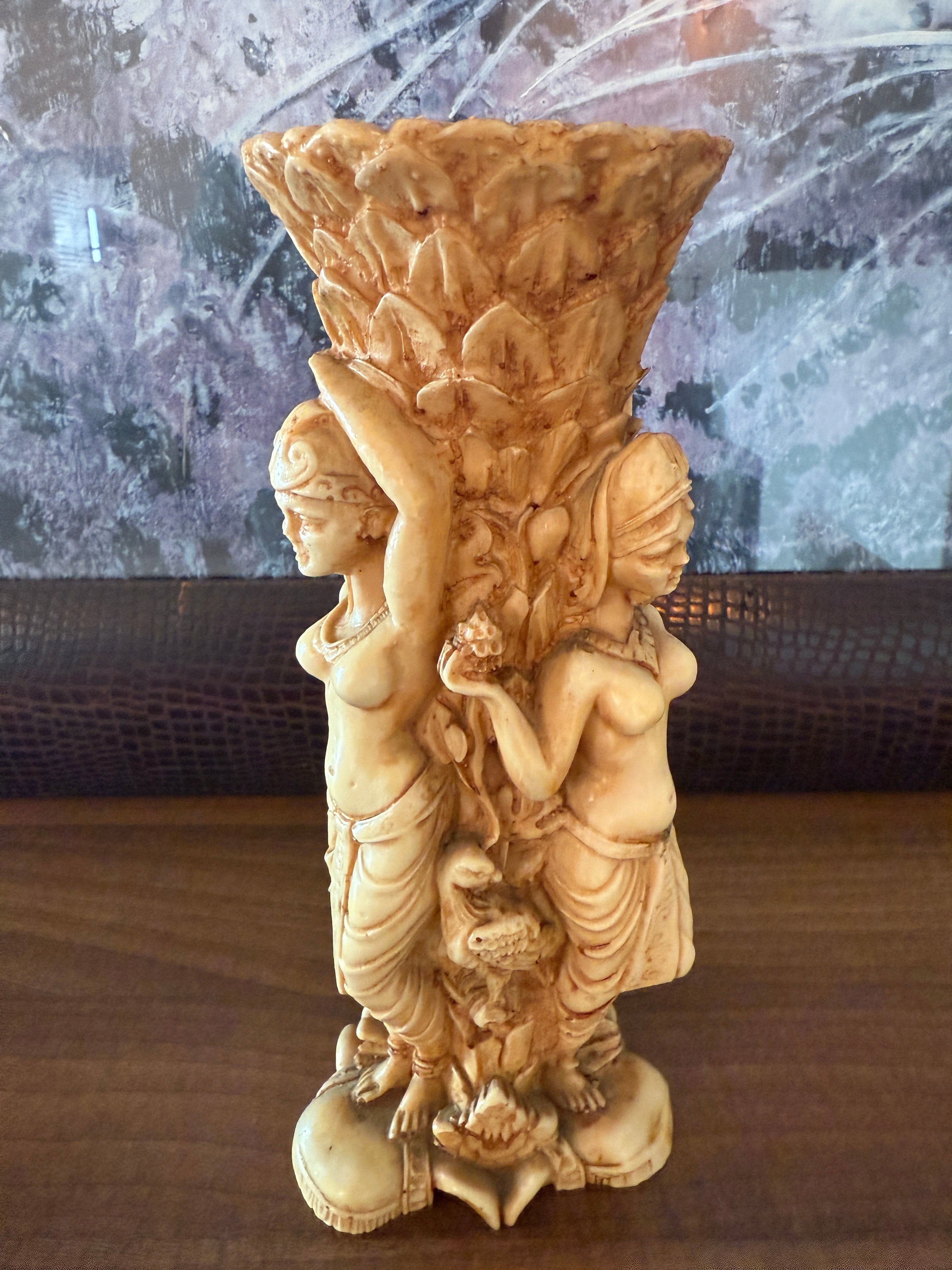 Vase fertilité , représentant les 3 déesse / grâces richement décoré en résine