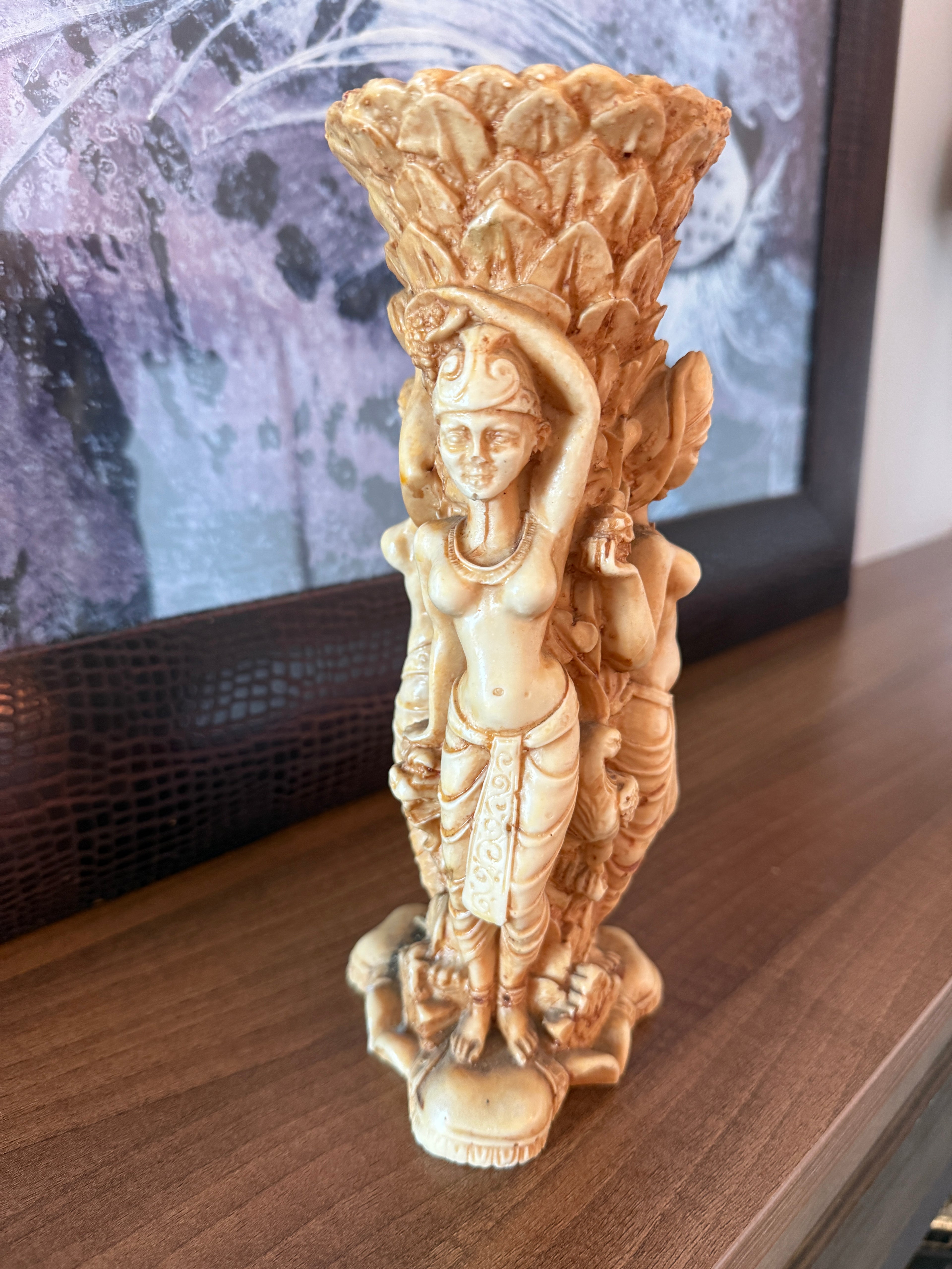 Vase fertilité , représentant les 3 déesse / grâces richement décoré en résine