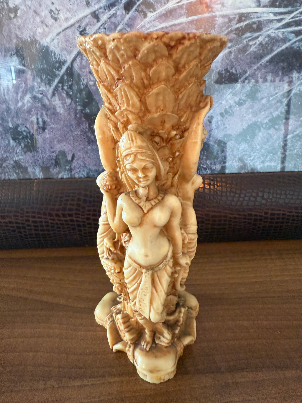 Vase fertilité , représentant les 3 déesse / grâces richement décoré en résine