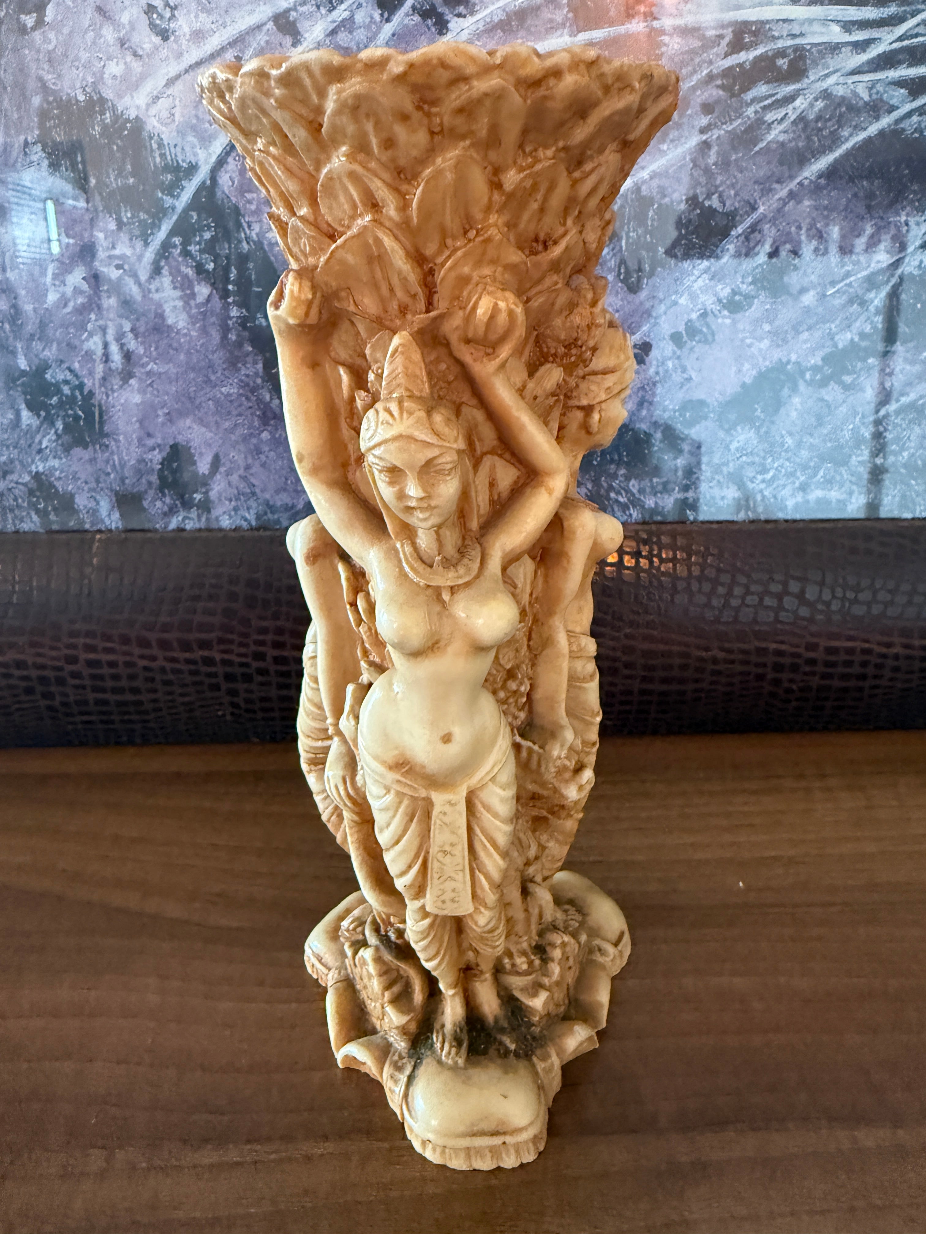 Vase fertilité , représentant les 3 déesse / grâces richement décoré en résine