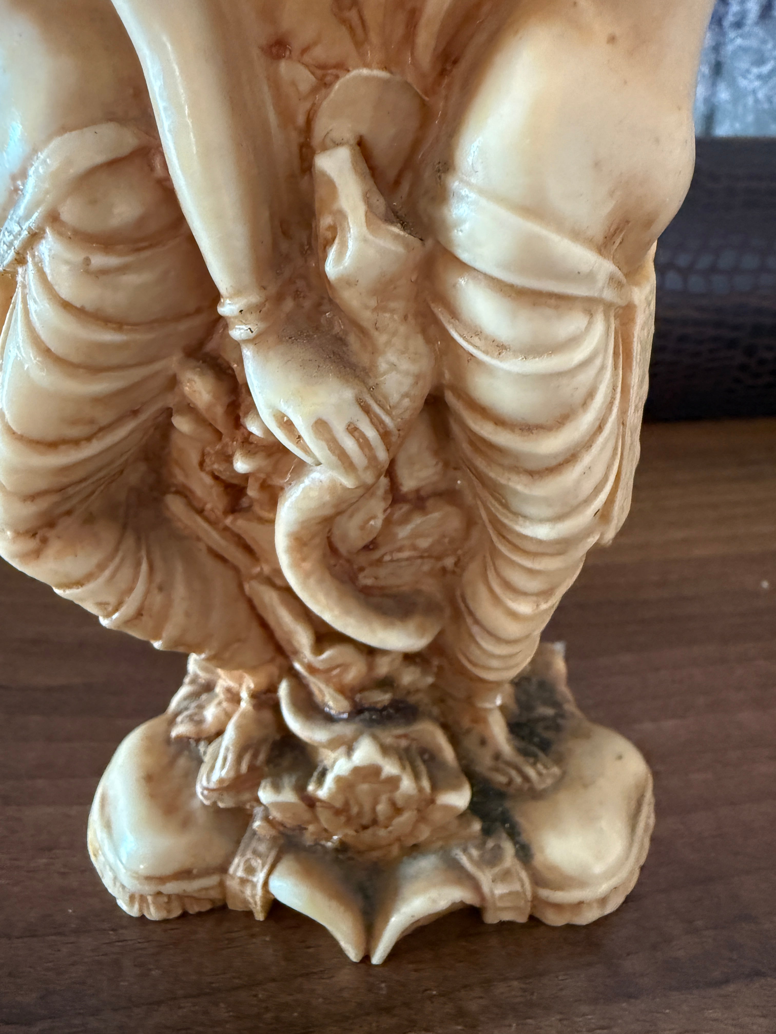 Vase fertilité , représentant les 3 déesse / grâces richement décoré en résine