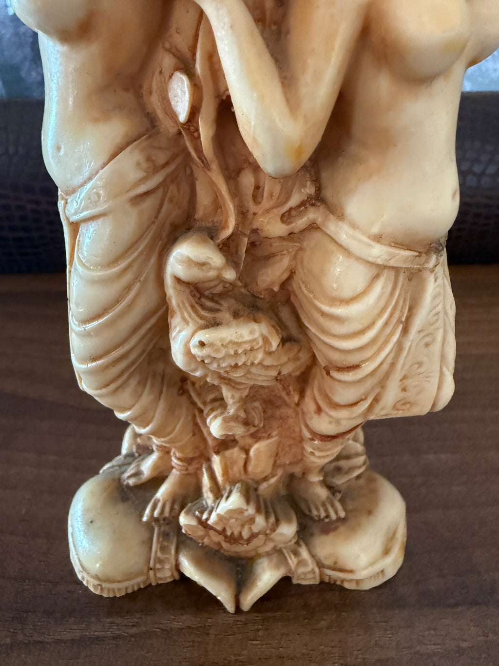 Vase fertilité , représentant les 3 déesse / grâces richement décoré en résine