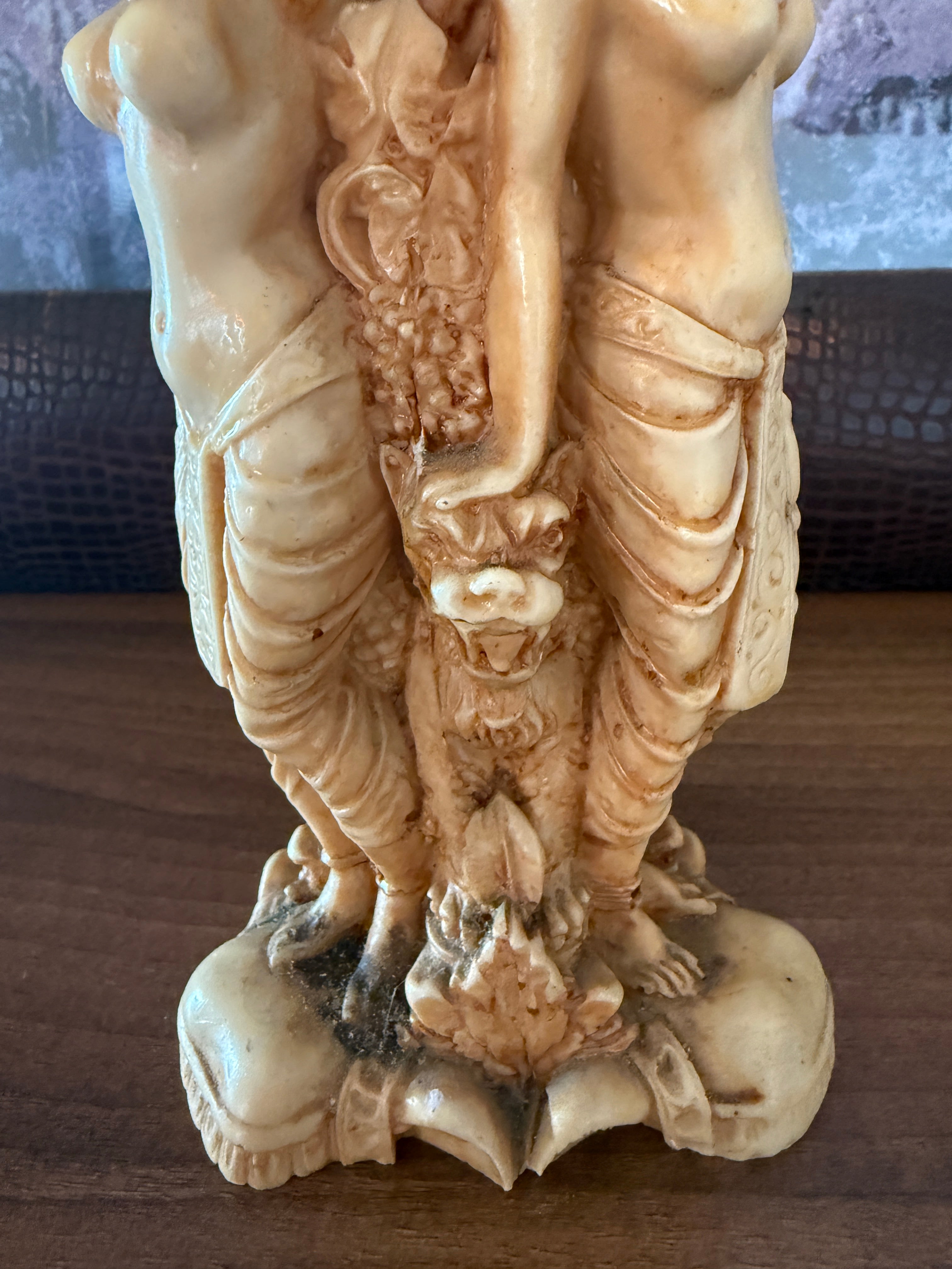 Vase fertilité , représentant les 3 déesse / grâces richement décoré en résine