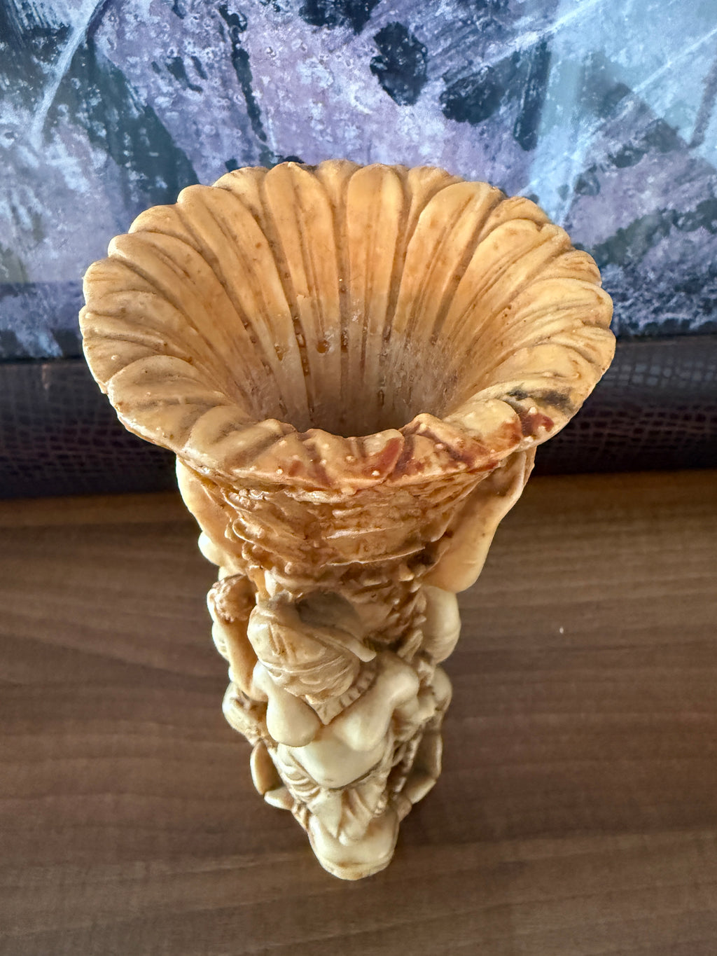Vase fertilité , représentant les 3 déesse / grâces richement décoré en résine
