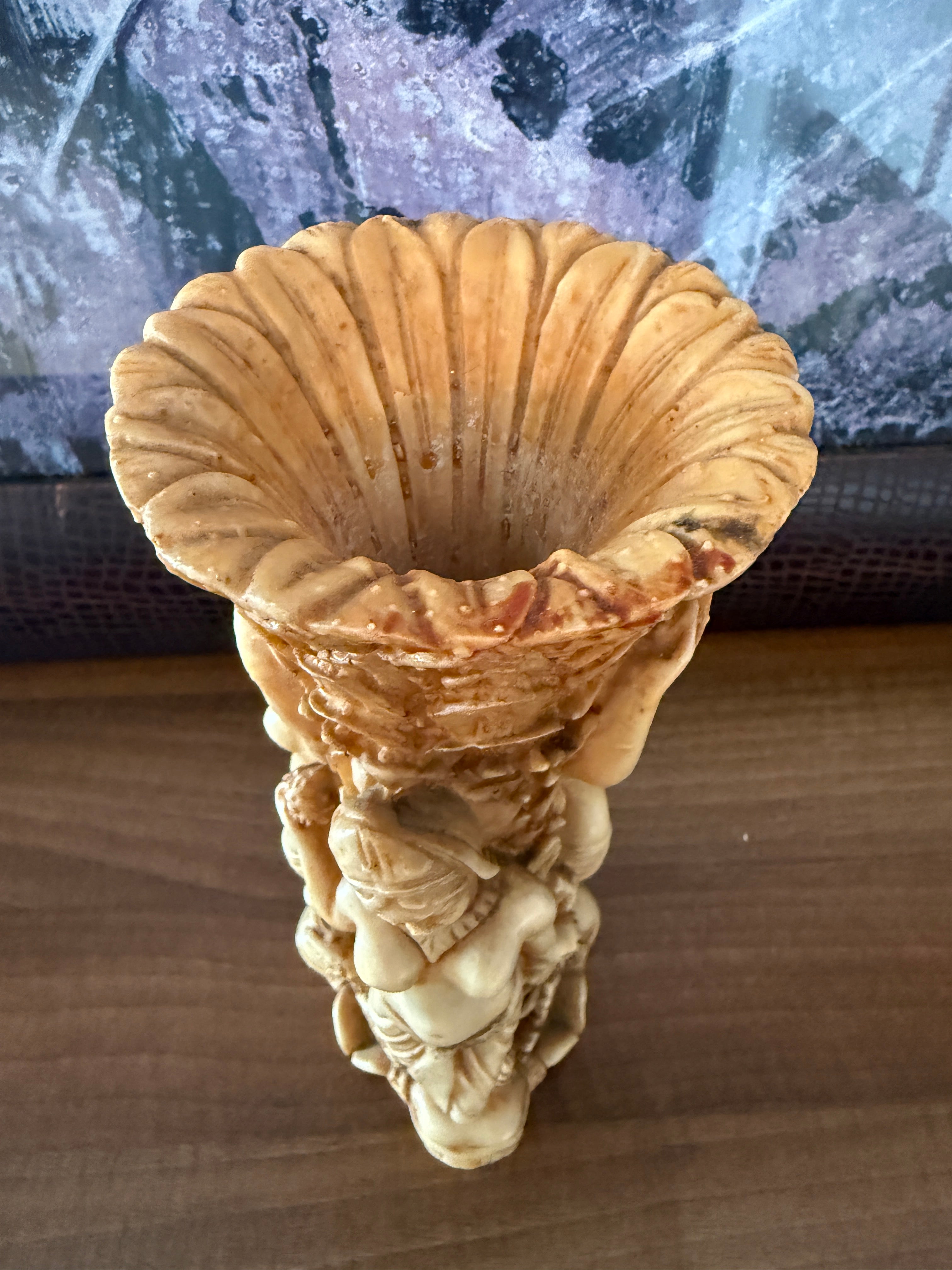Vase fertilité , représentant les 3 déesse / grâces richement décoré en résine