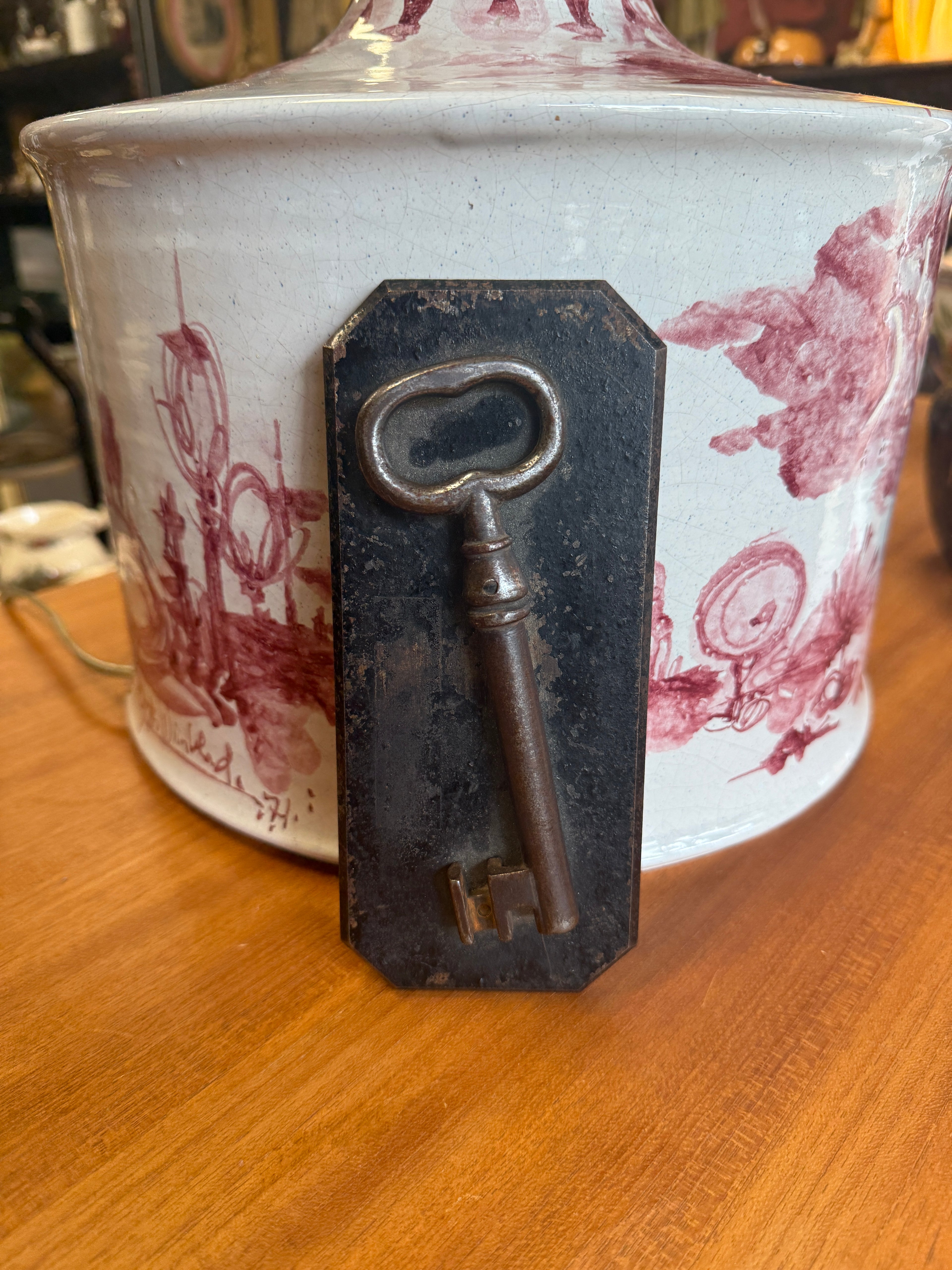 Ensemble d'une ancienne clé authentique du 18éme en fer sur support métallique