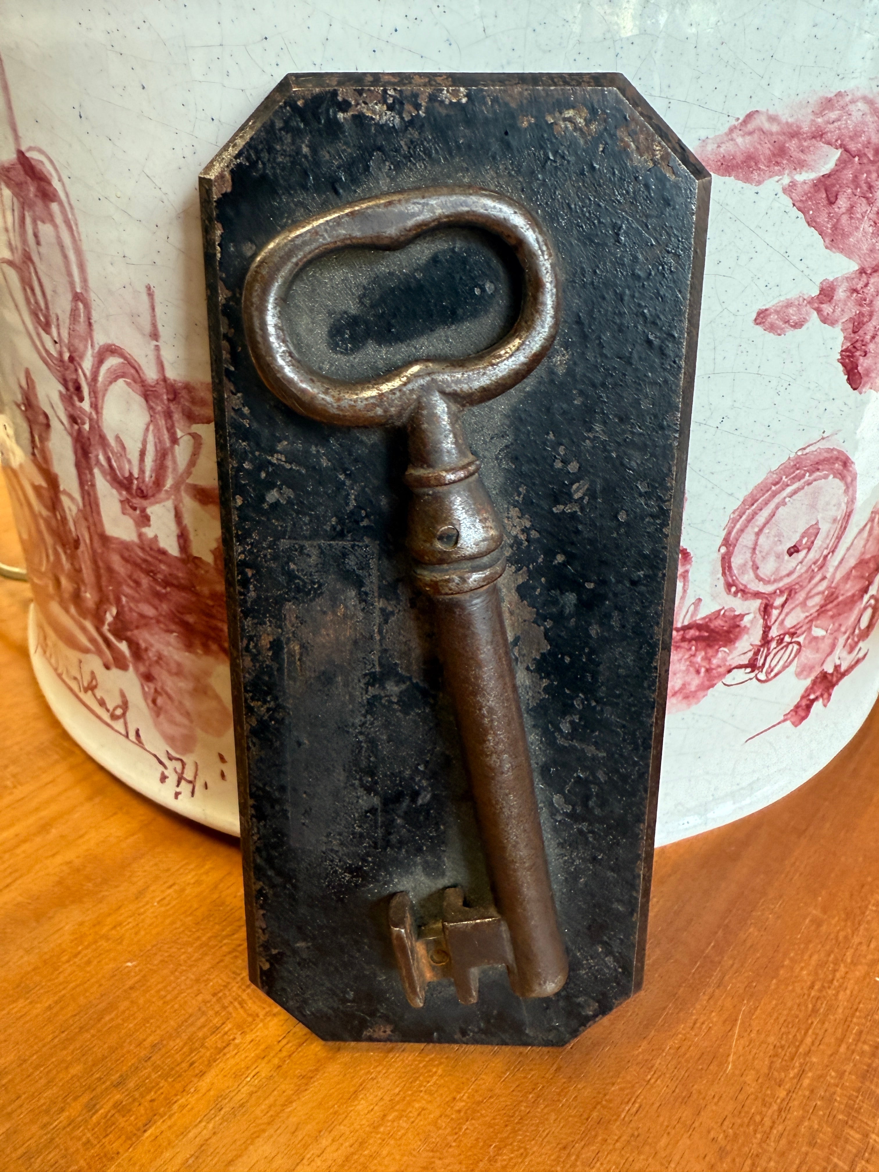 Ensemble d'une ancienne clé authentique du 18éme en fer sur support métallique
