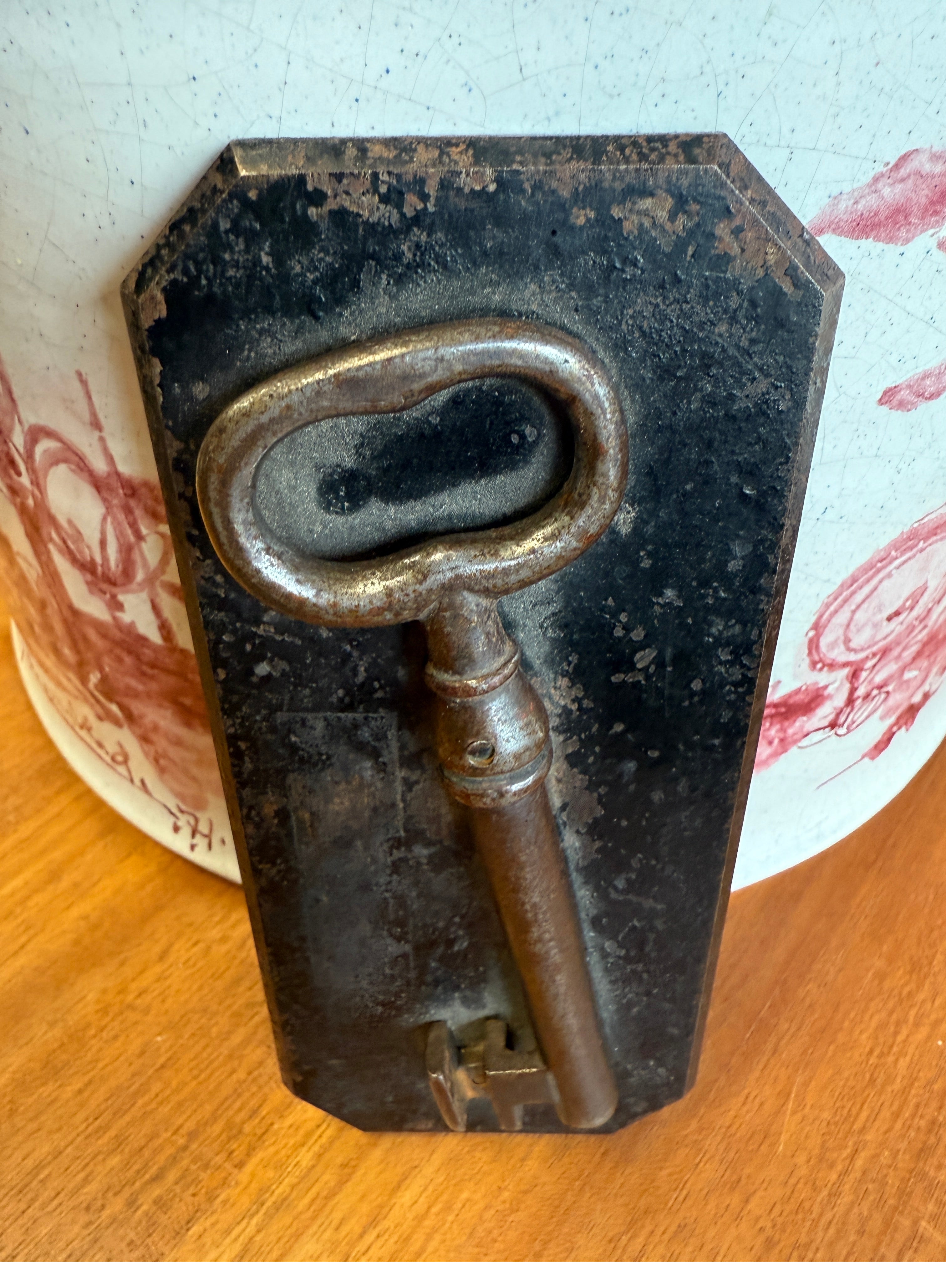 Ensemble d'une ancienne clé authentique du 18éme en fer sur support métallique
