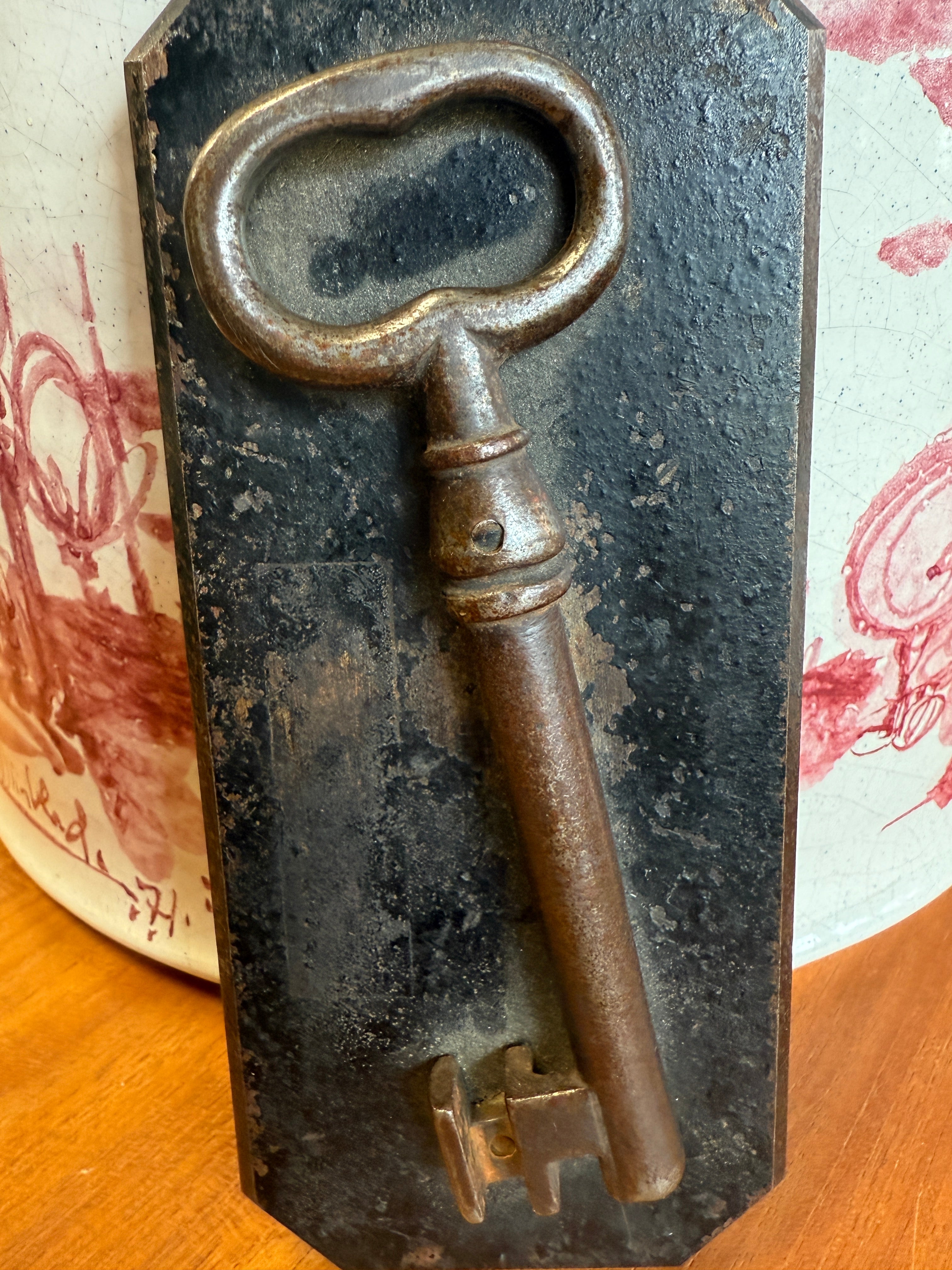Ensemble d'une ancienne clé authentique du 18éme en fer sur support métallique