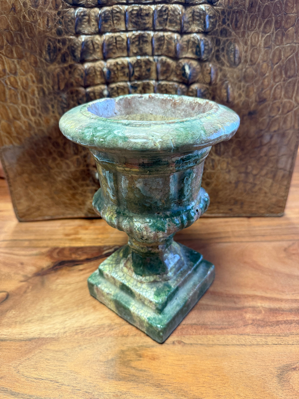 Très décoratif vase / urne / pot dans le style Médicis en terre cuite vernissée craquelé