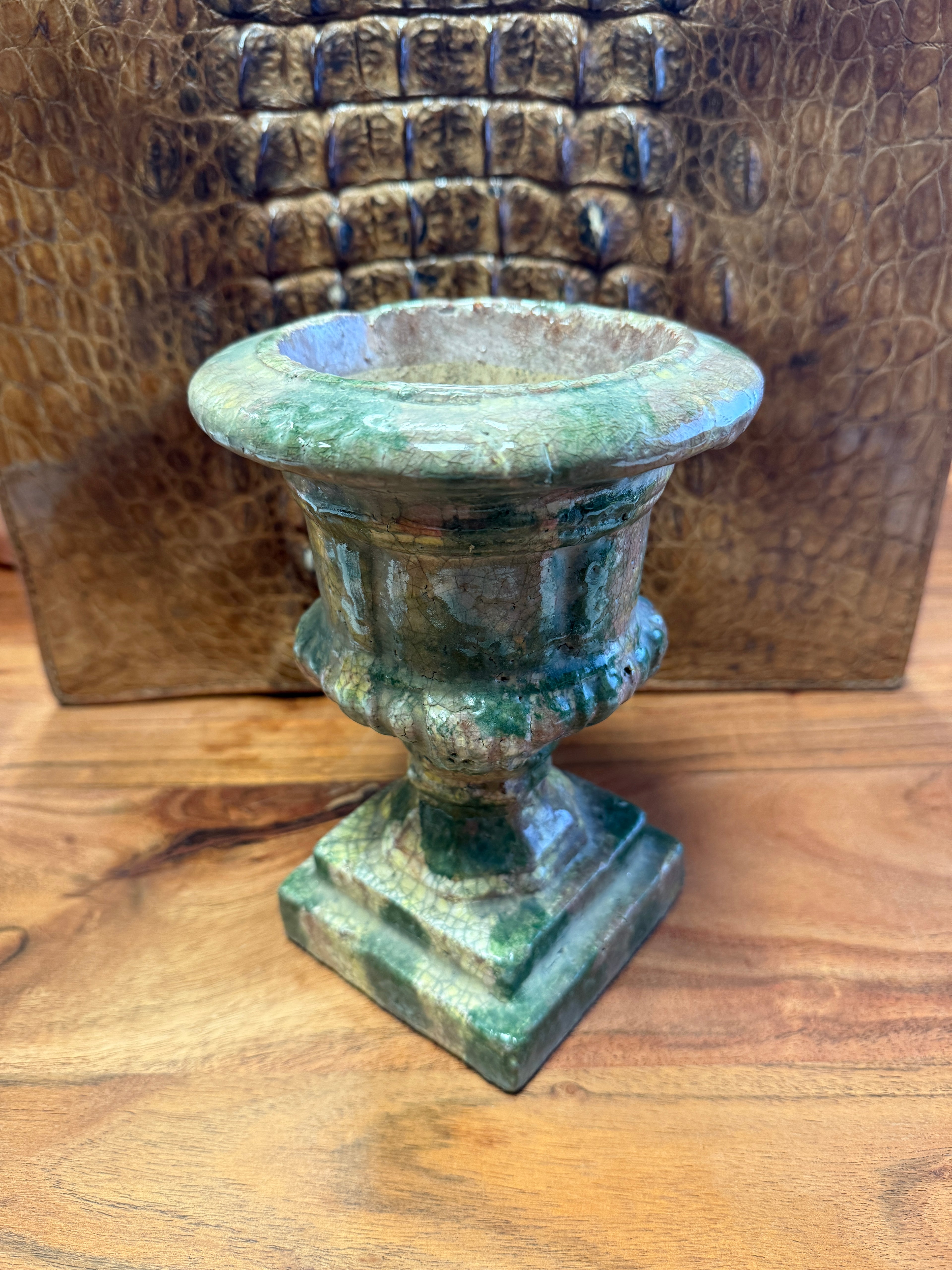 Très décoratif vase / urne / pot dans le style Médicis en terre cuite vernissée craquelé