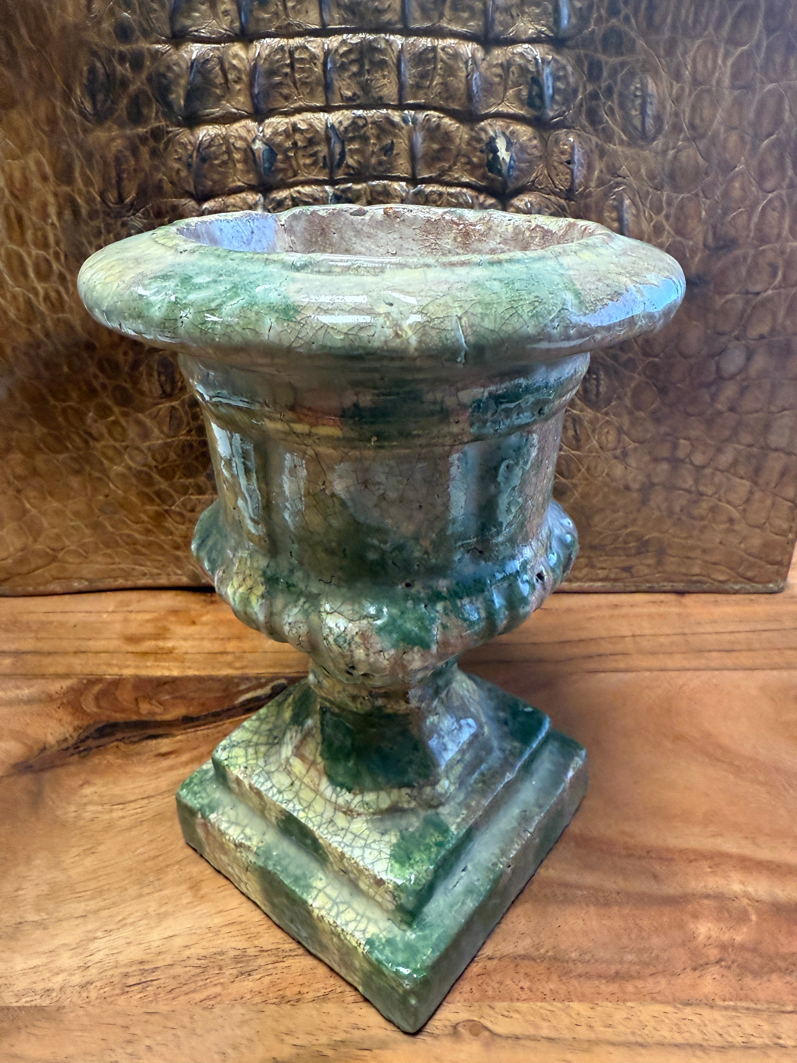 Très décoratif vase / urne / pot dans le style Médicis en terre cuite vernissée craquelé