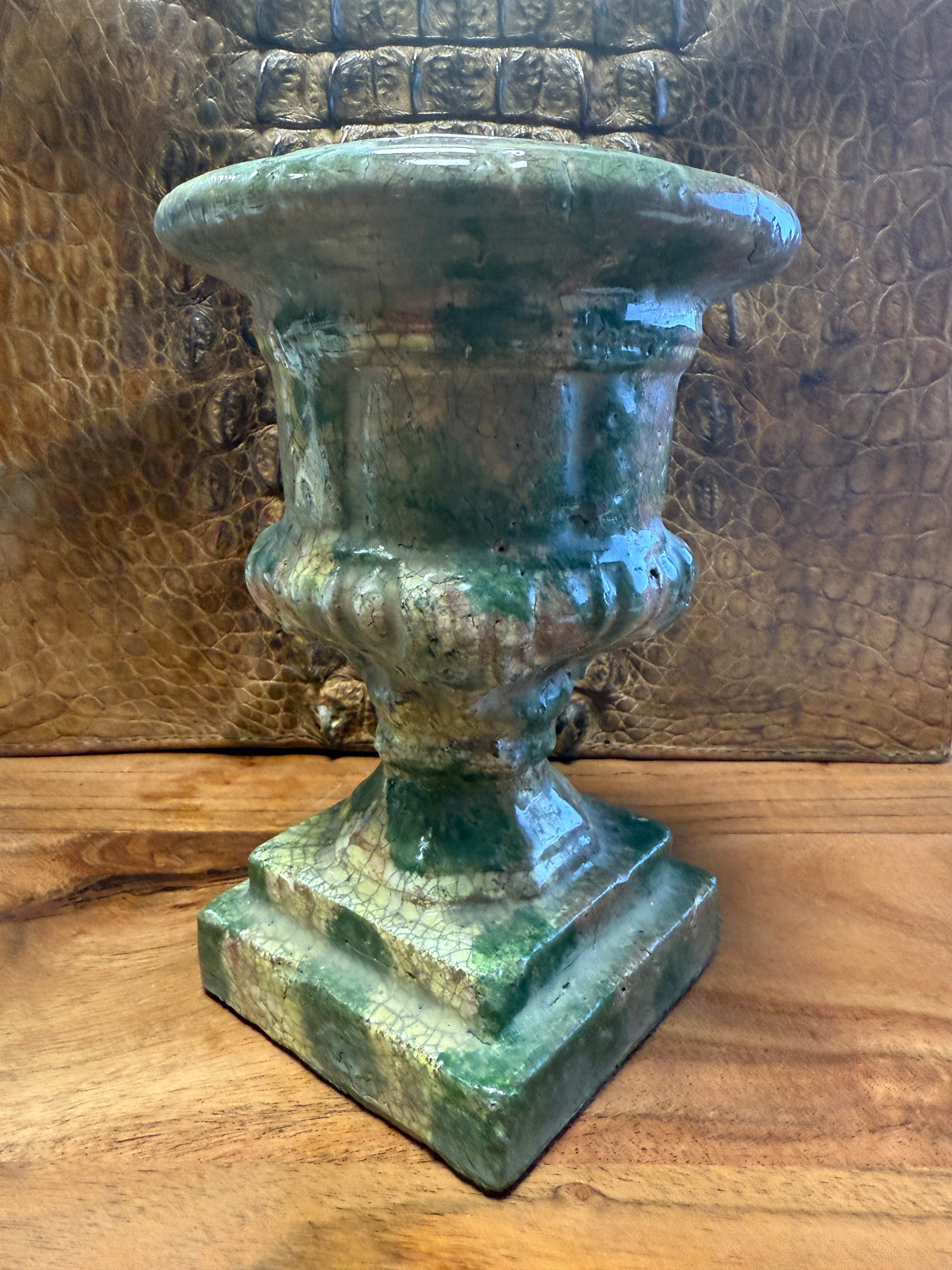 Très décoratif vase / urne / pot dans le style Médicis en terre cuite vernissée craquelé