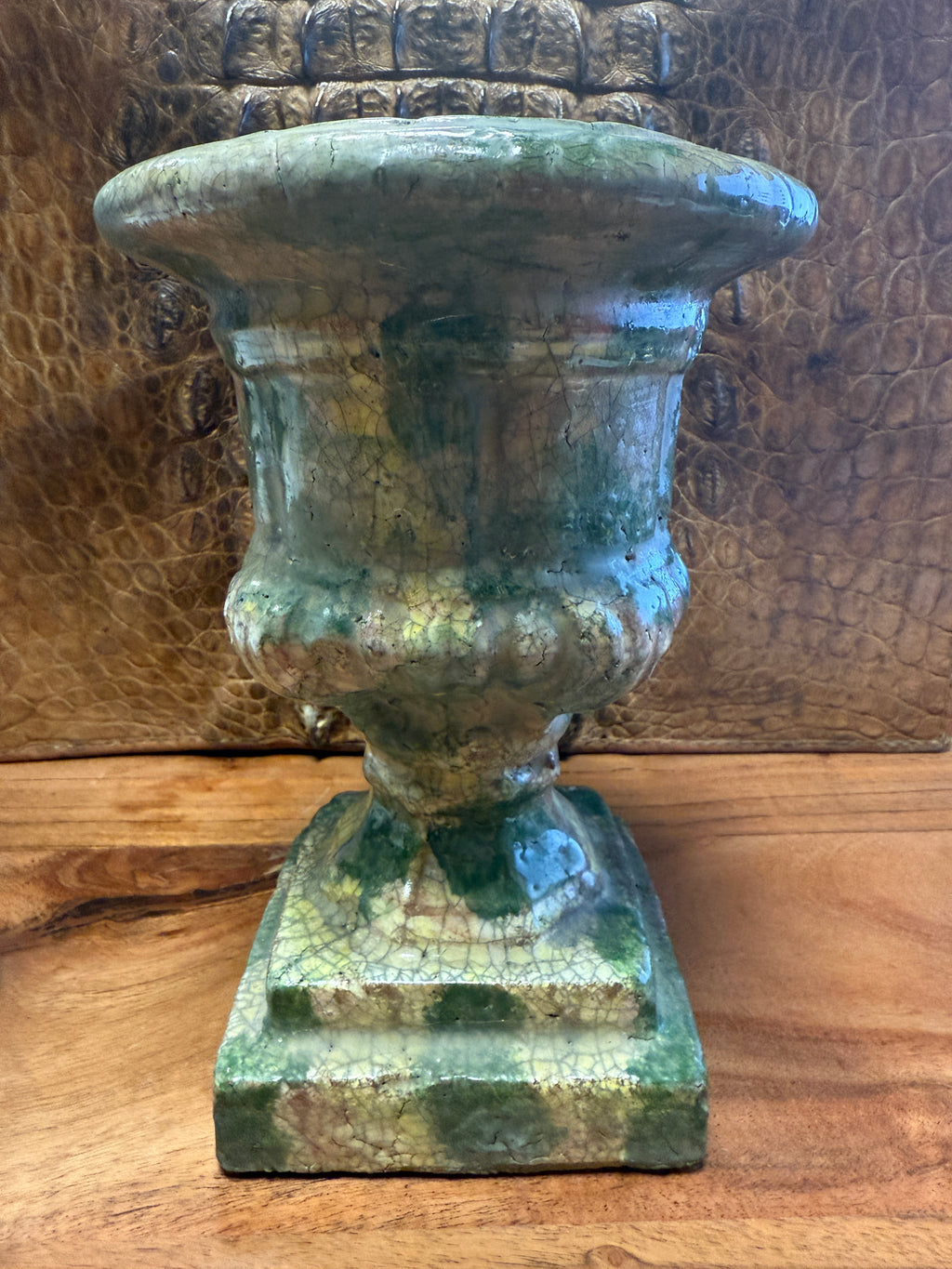 Très décoratif vase / urne / pot dans le style Médicis en terre cuite vernissée craquelé