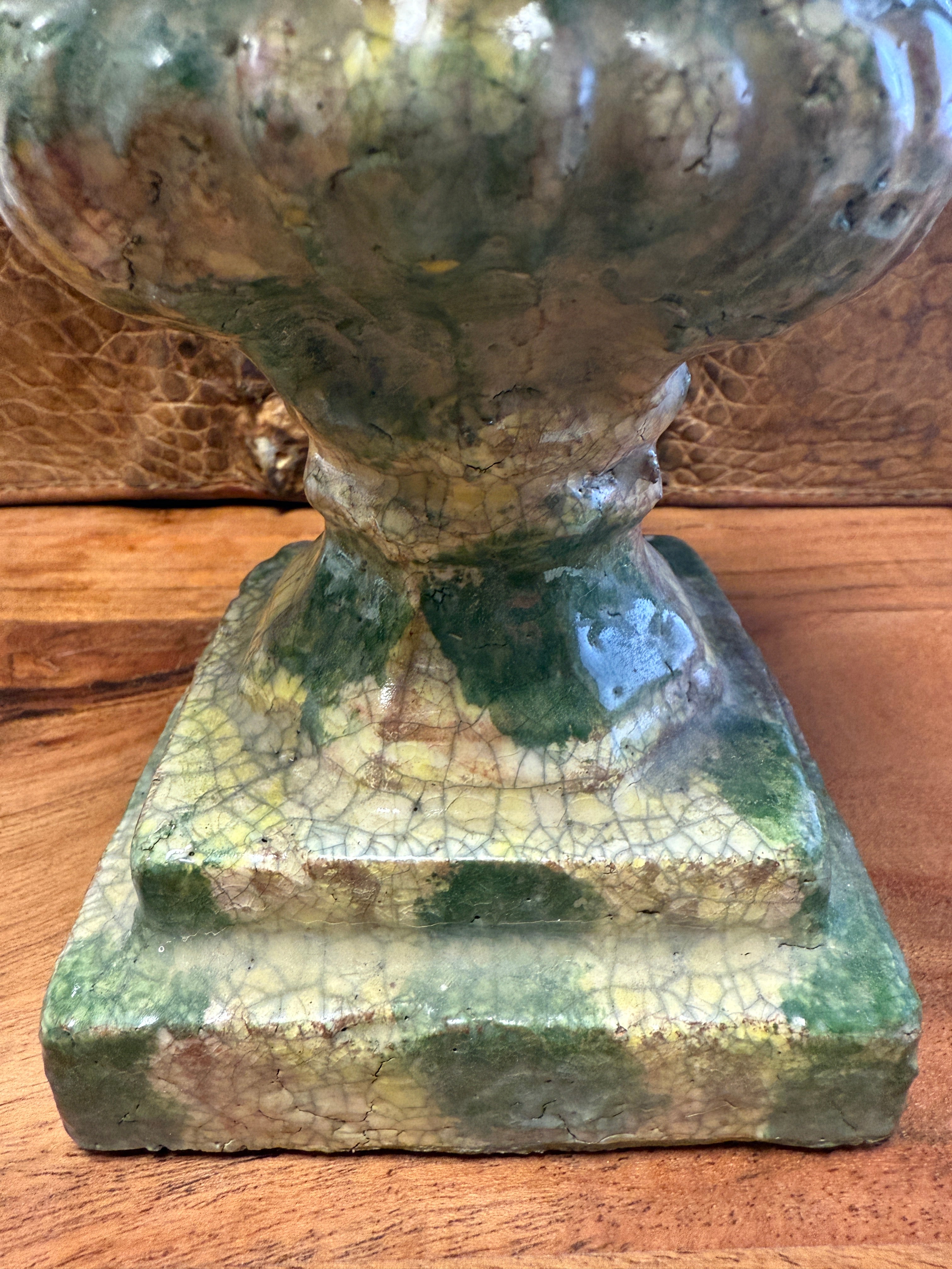 Très décoratif vase / urne / pot dans le style Médicis en terre cuite vernissée craquelé