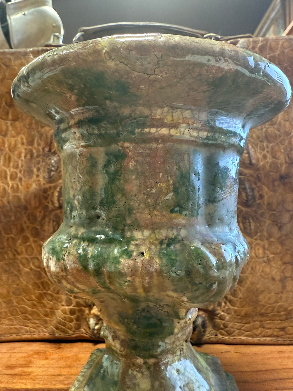 Très décoratif vase / urne / pot dans le style Médicis en terre cuite vernissée craquelé
