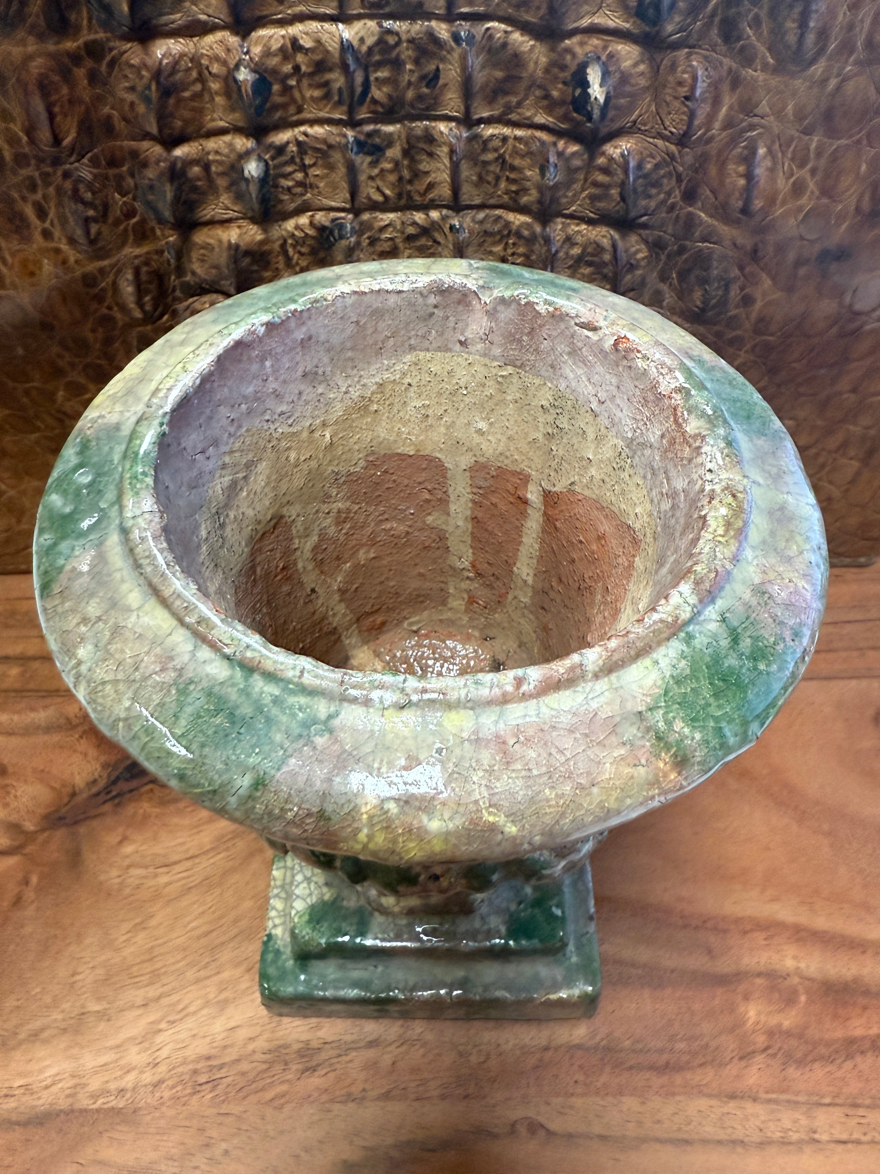 Très décoratif vase / urne / pot dans le style Médicis en terre cuite vernissée craquelé