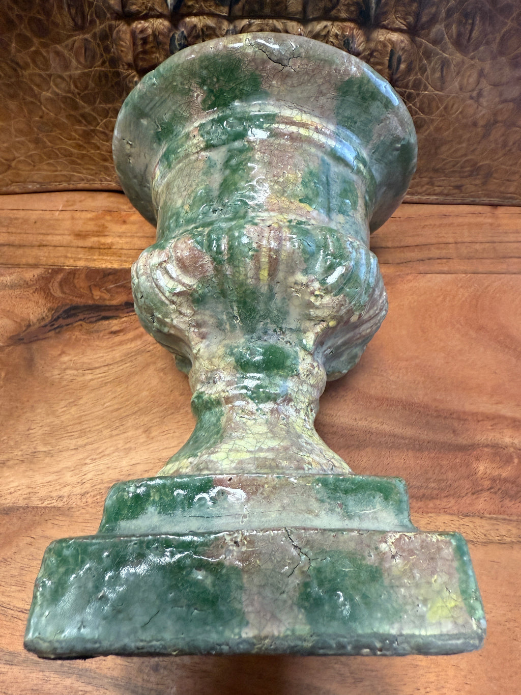 Très décoratif vase / urne / pot dans le style Médicis en terre cuite vernissée craquelé