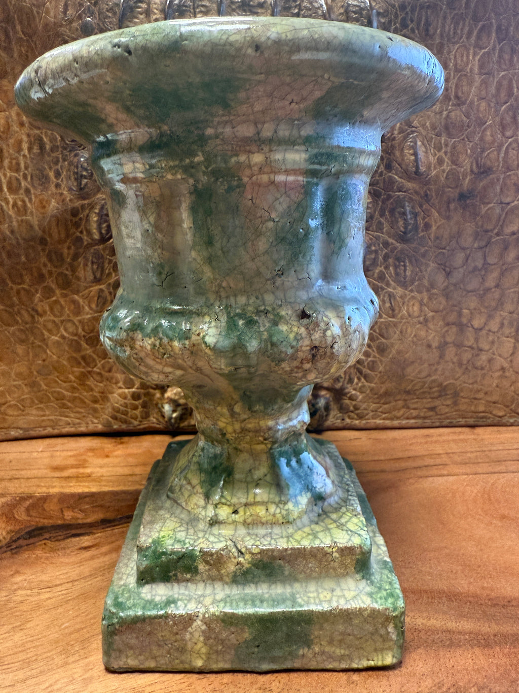 Très décoratif vase / urne / pot dans le style Médicis en terre cuite vernissée craquelé