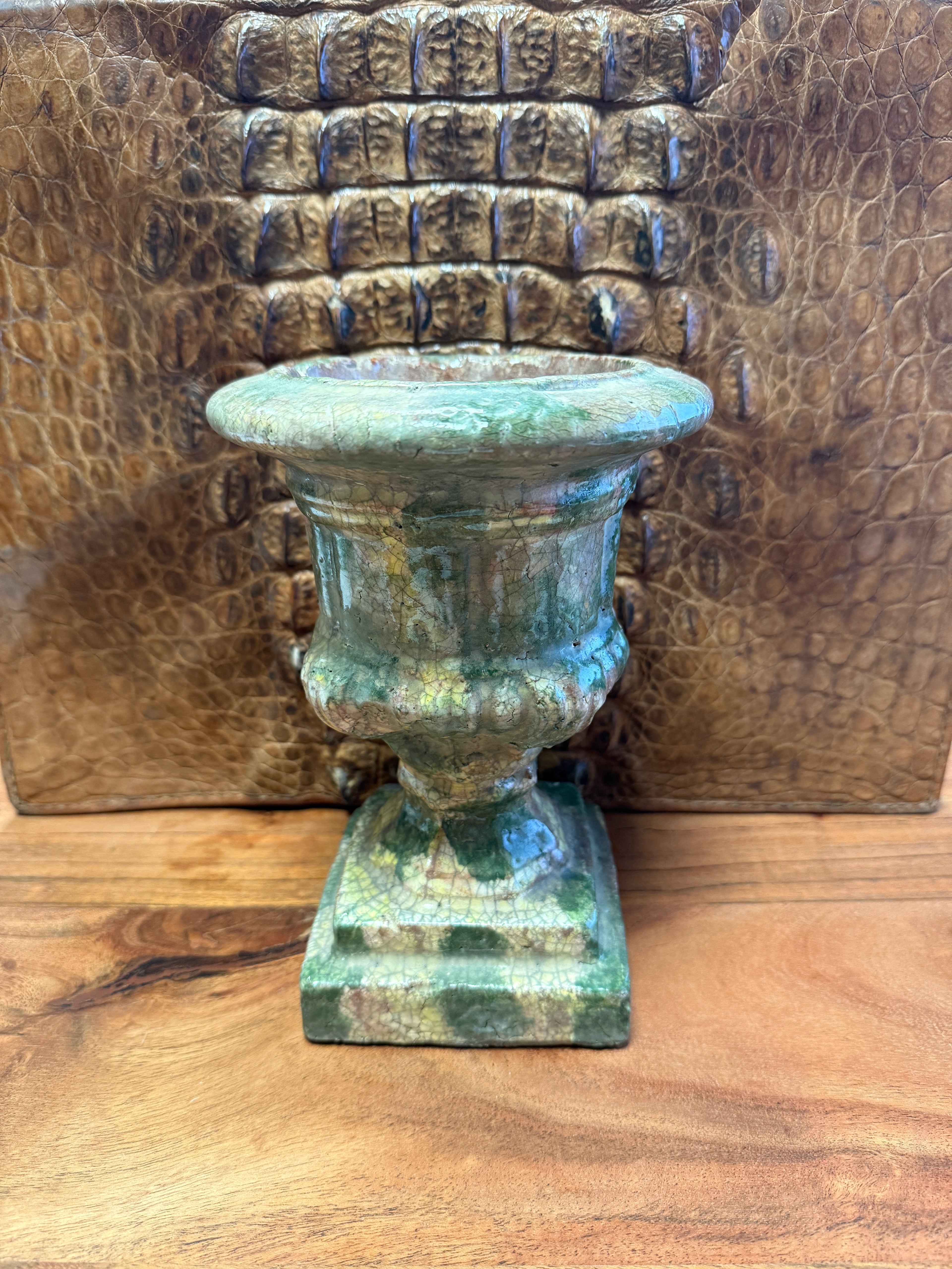 Très décoratif vase / urne / pot dans le style Médicis en terre cuite vernissée craquelé