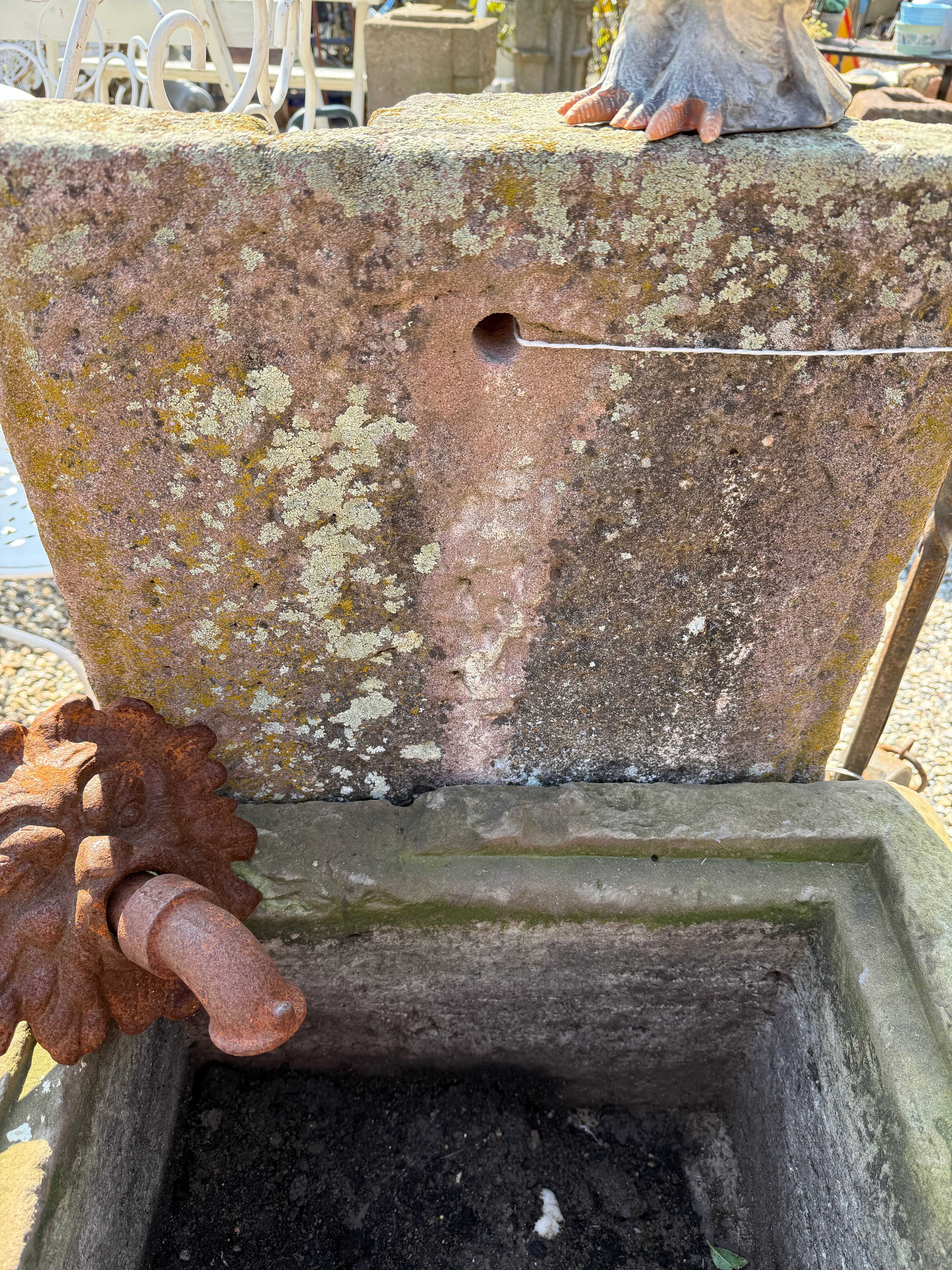 Ancienne fontaine en pierre naturelle de grés