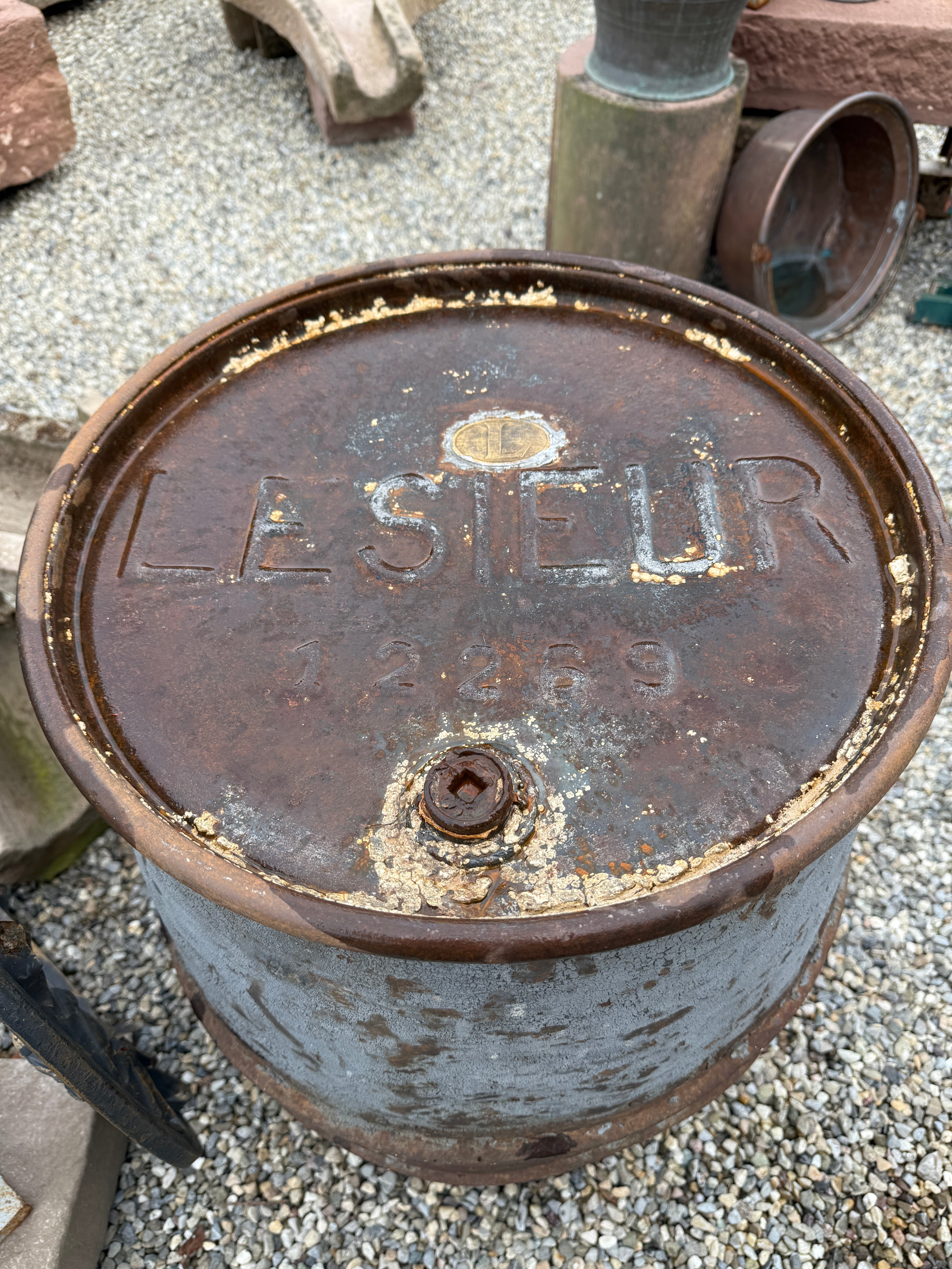 Ancien fut / tonneau en métal. Établissements LESIEUR. Décoration industrielle