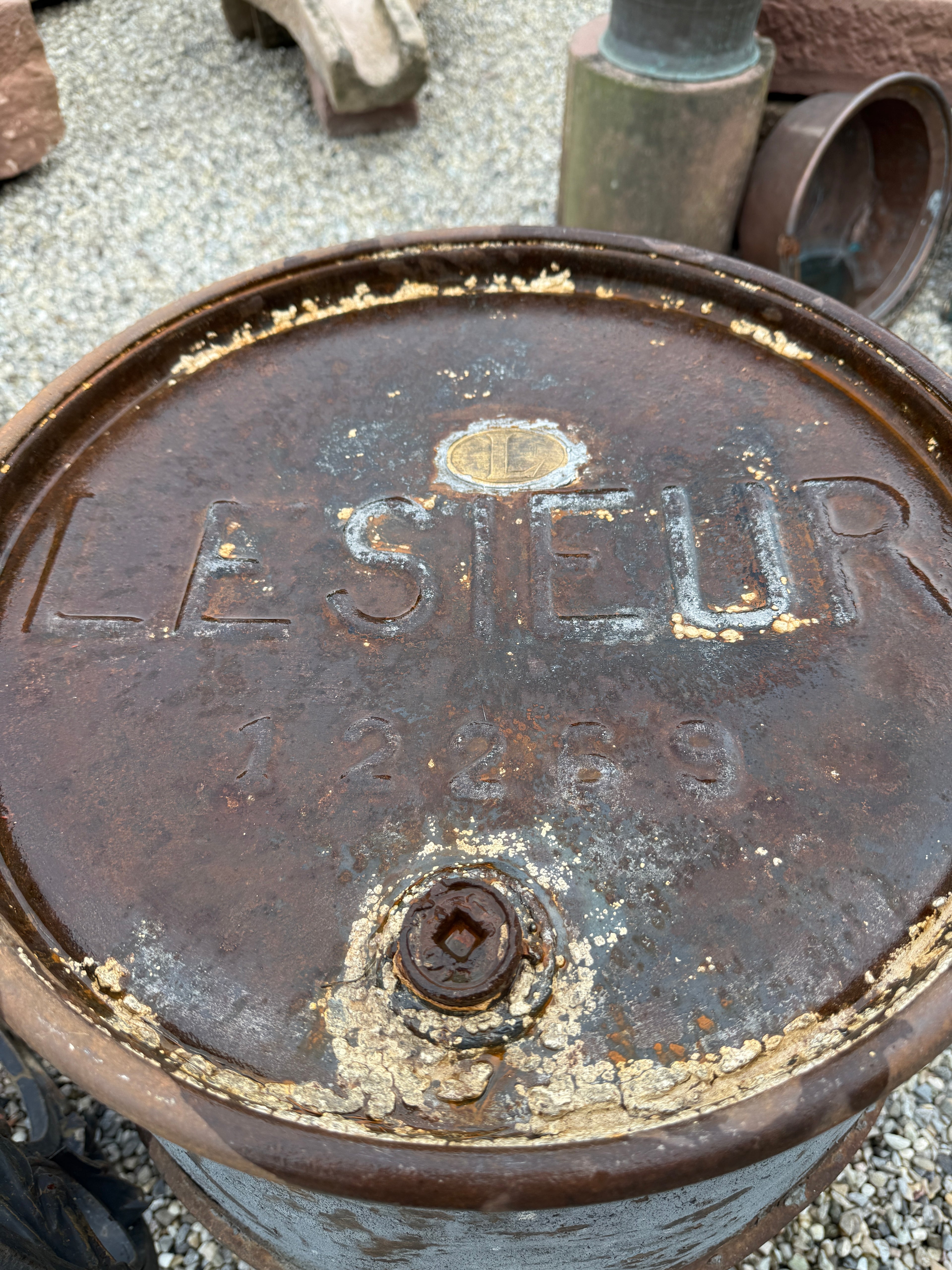 Ancien fut / tonneau en métal. Établissements LESIEUR. Décoration industrielle