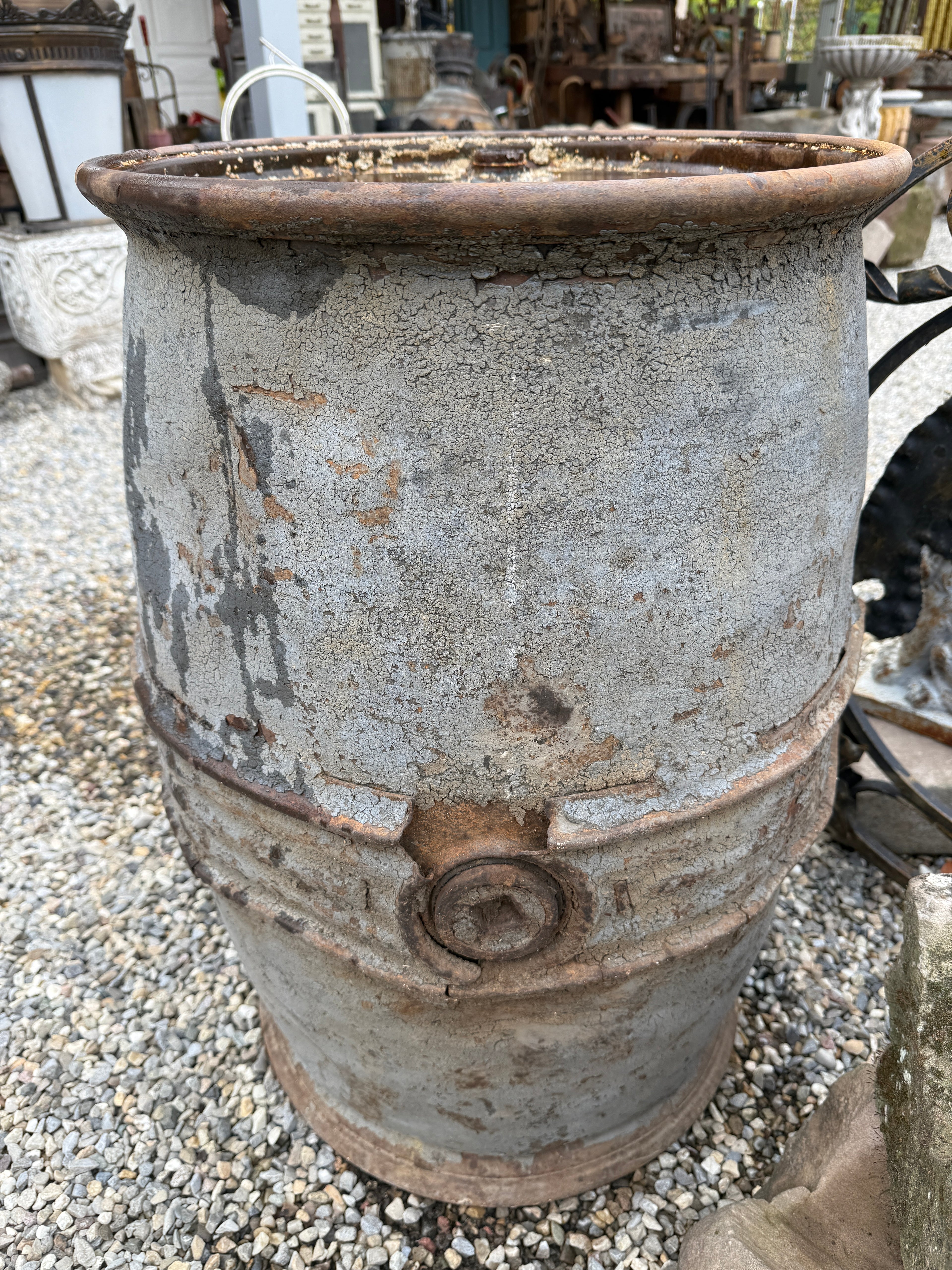 Ancien fut / tonneau en métal. Établissements LESIEUR. Décoration industrielle