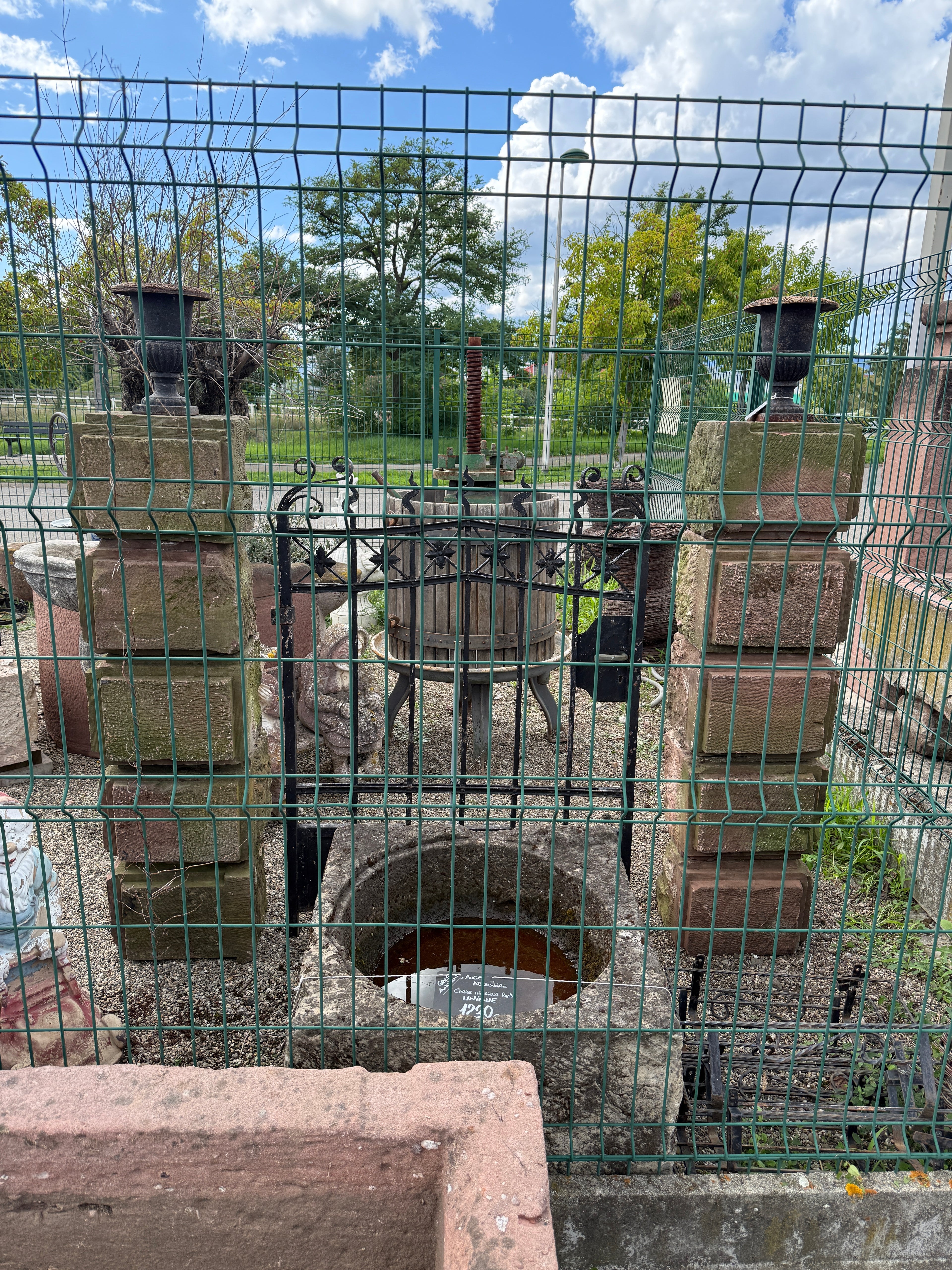 Ancienne paire de piliers / poteaux pour portillon ou portail en pierre naturelle