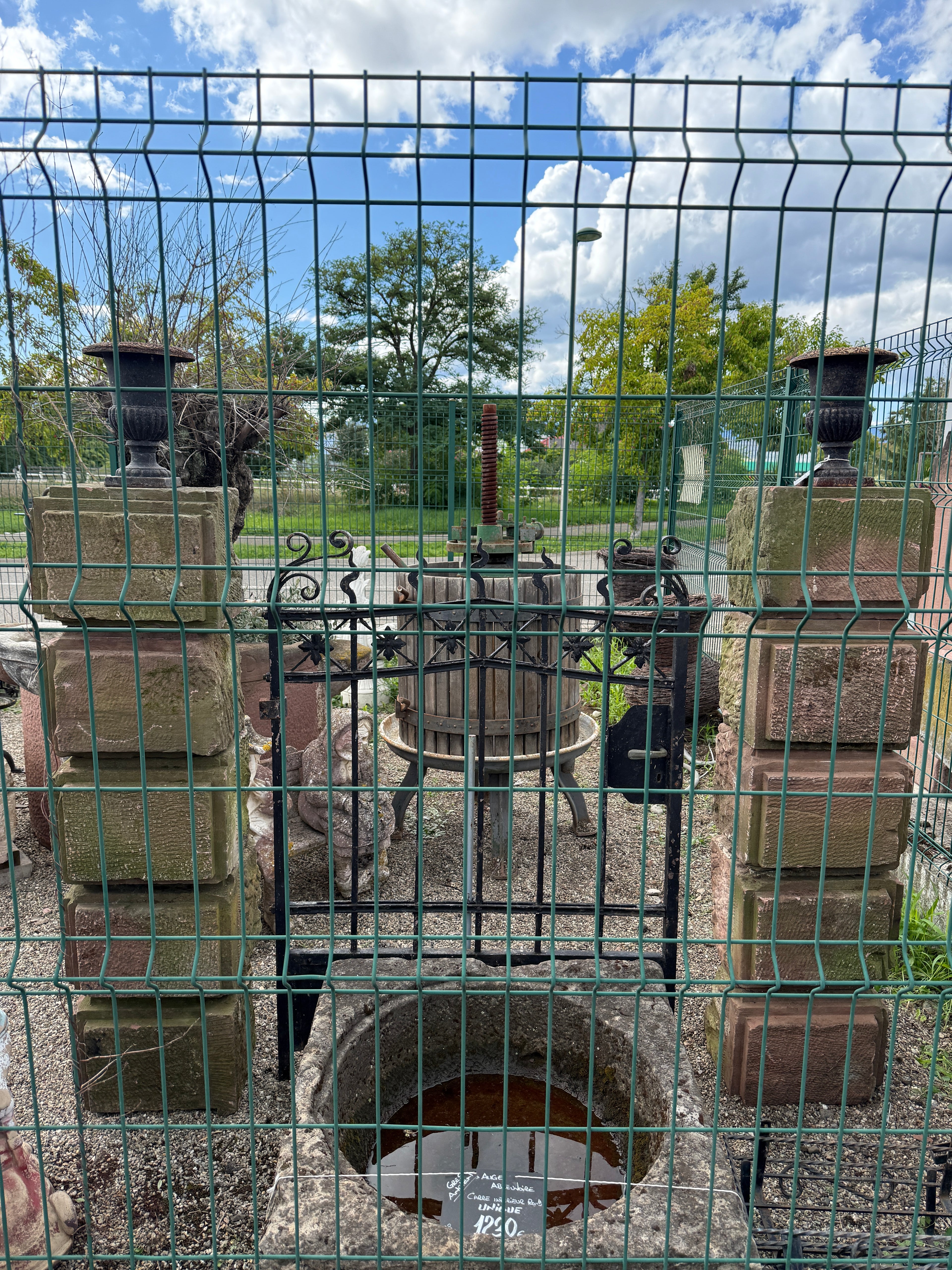 Ancienne paire de piliers / poteaux pour portillon ou portail en pierre naturelle