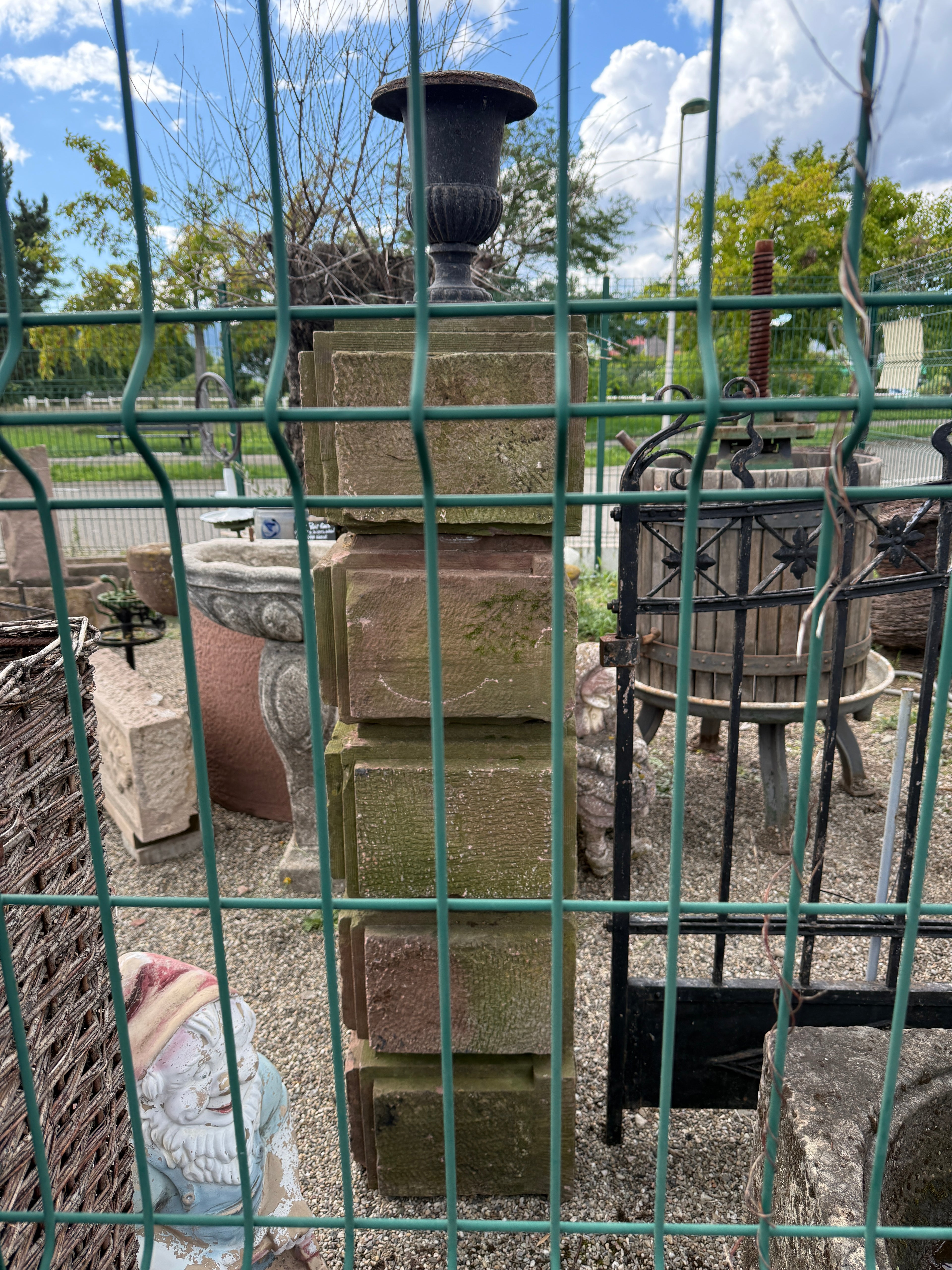 Ancienne paire de piliers / poteaux pour portillon ou portail en pierre naturelle