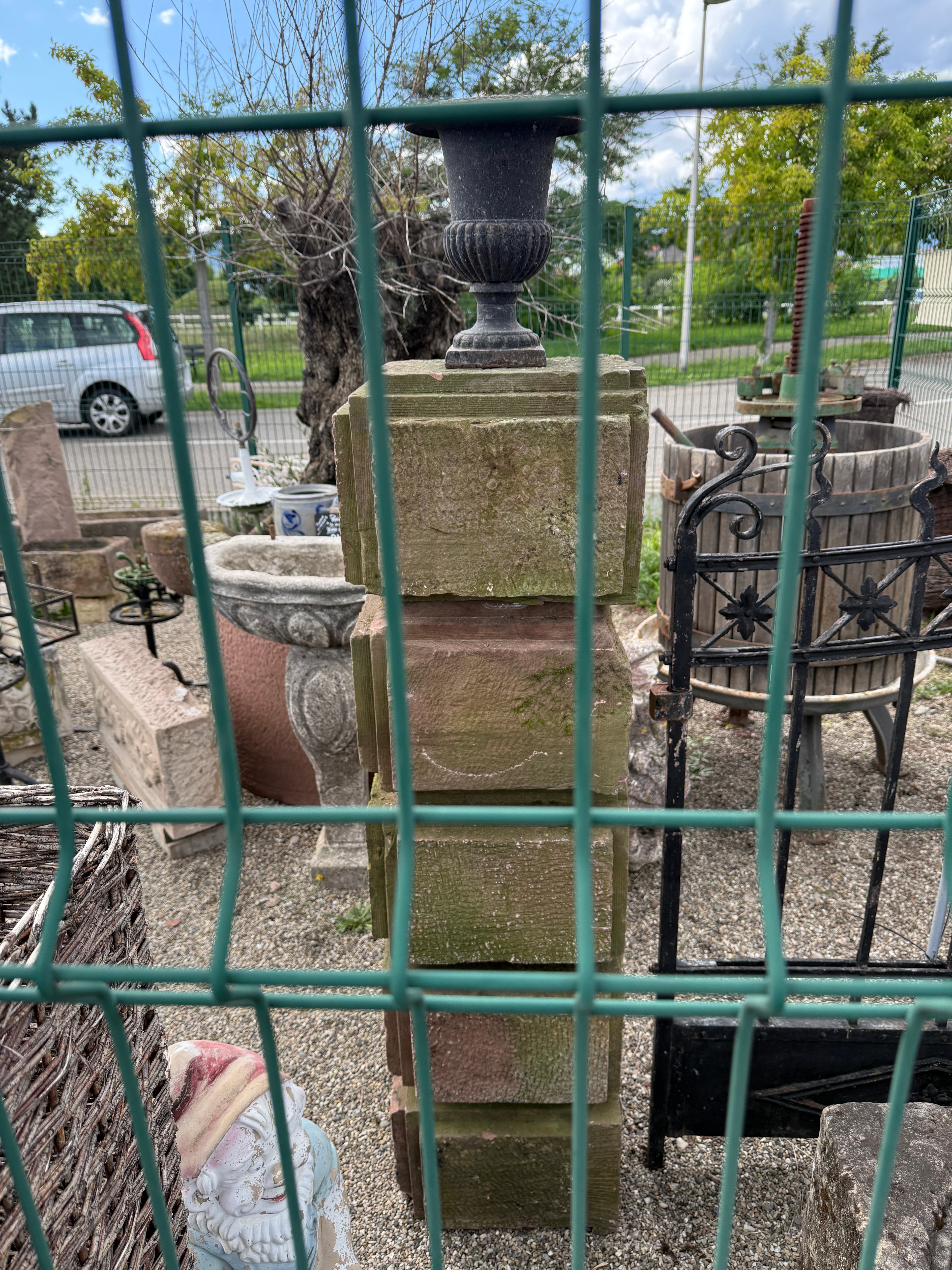 Ancienne paire de piliers / poteaux pour portillon ou portail en pierre naturelle