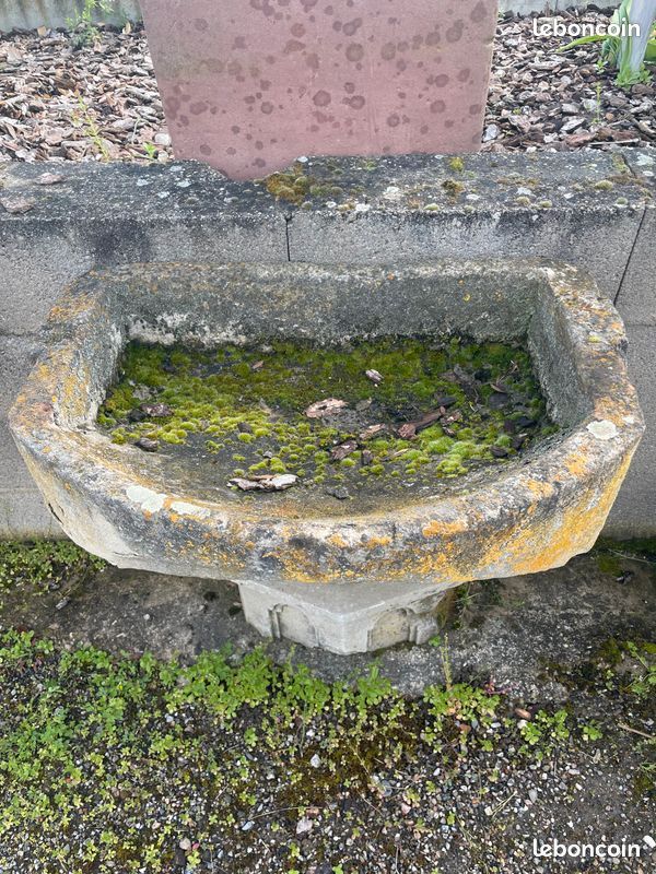 Très ancienne fontaine murale en pierre naturelle. Ancien évier d'extérieur sur pied