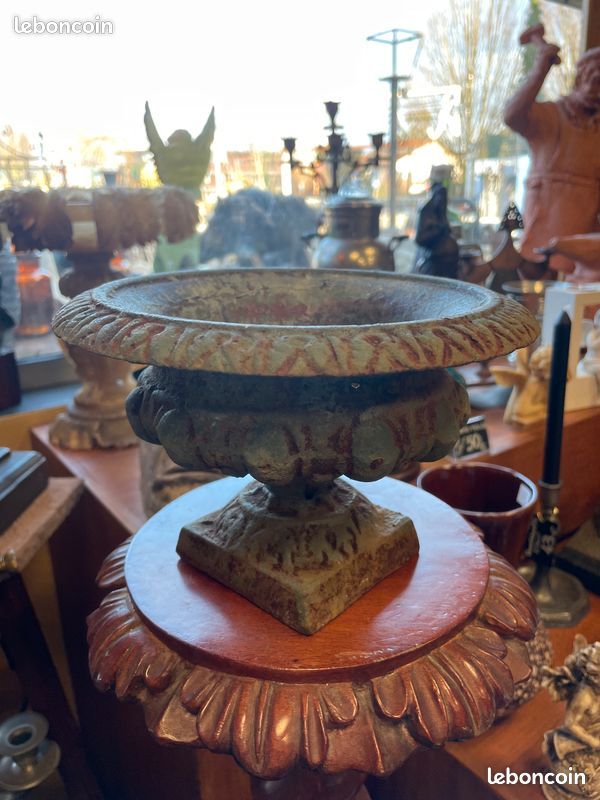 Rare petit vase / urne Chambord en fonte de style Médicis