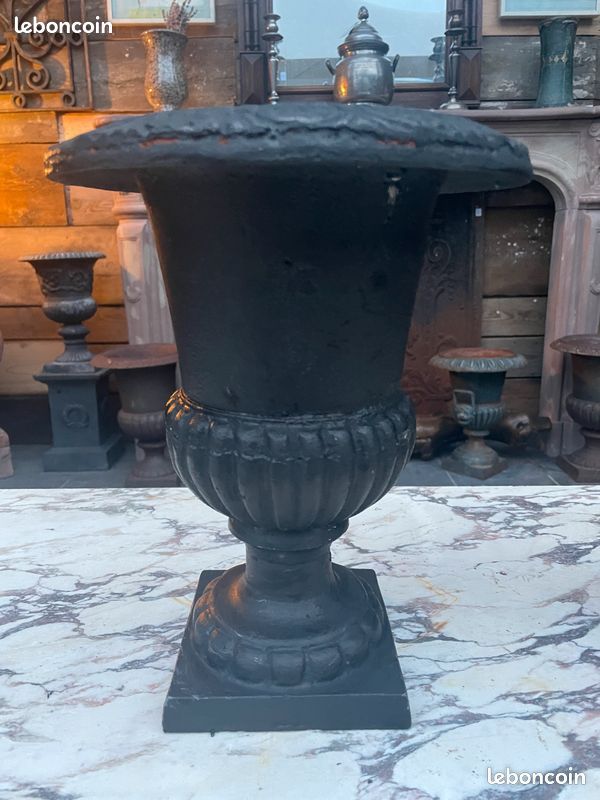 Paire de vases Médicis en fonte