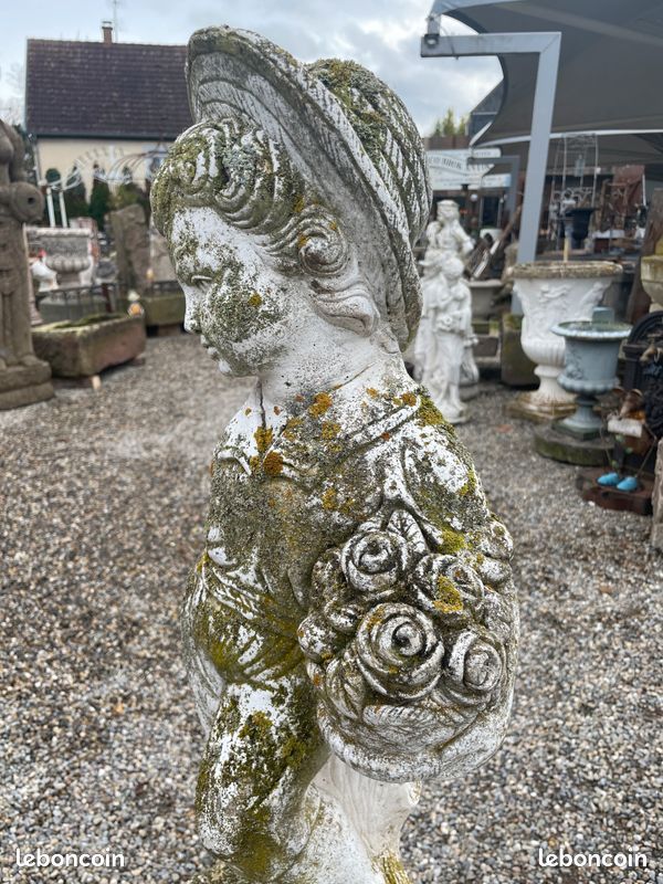 Statue de jardin avec socle en pierre. Chérubin / enfant avec corbeille des fleurs