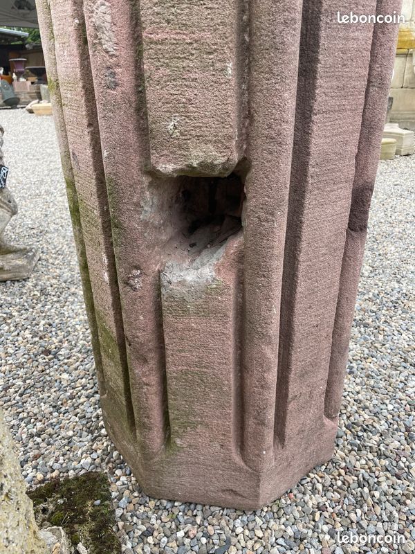 Colonne monolithe sculptée et moulurée à décors cannelé en pierre naturelle de grés