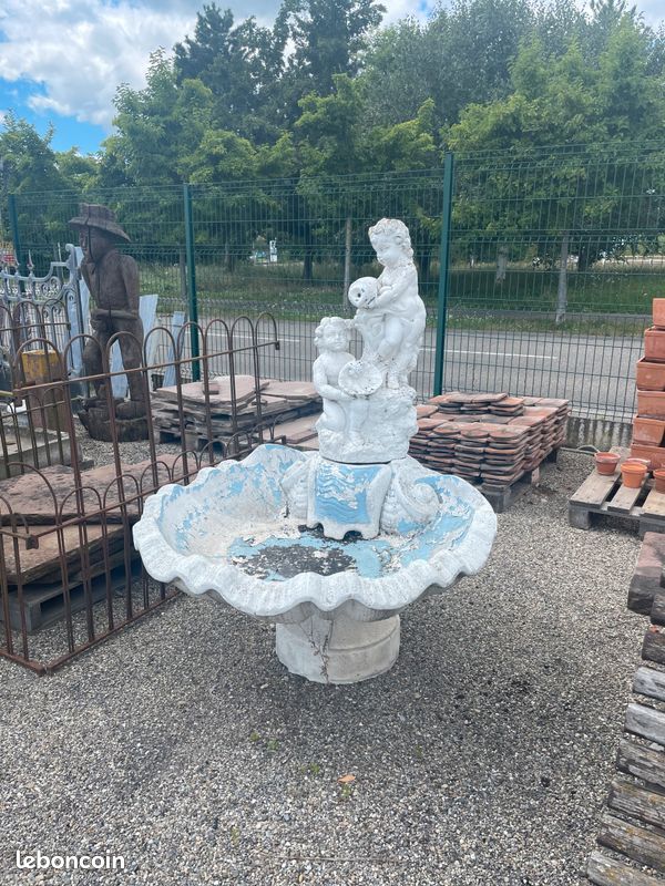 Fontaine / Statue avec deux Putti / Chérubins / Enfants en pierre reconstituée